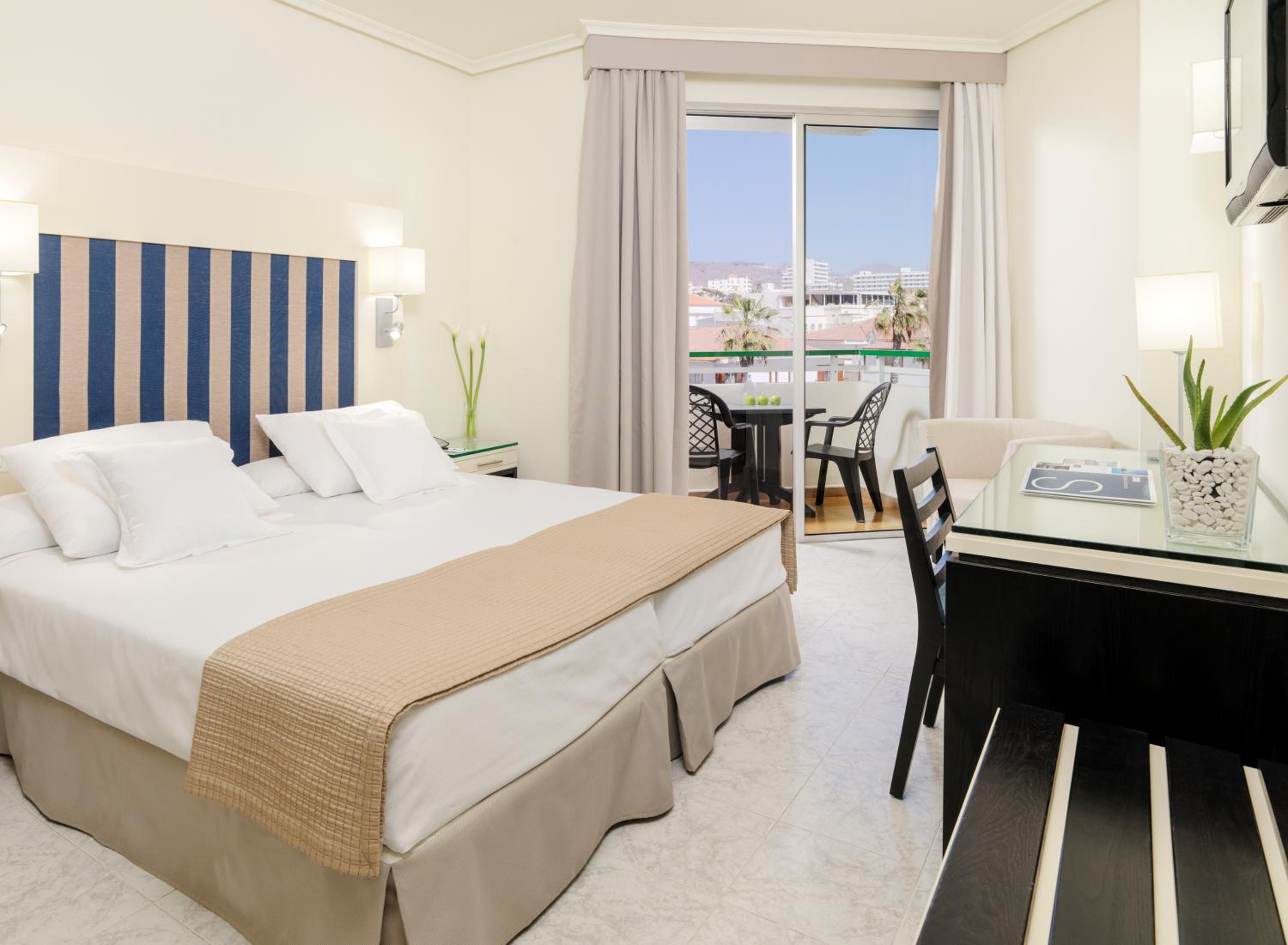 Double or Twin Room with Sea View (1 Adult)