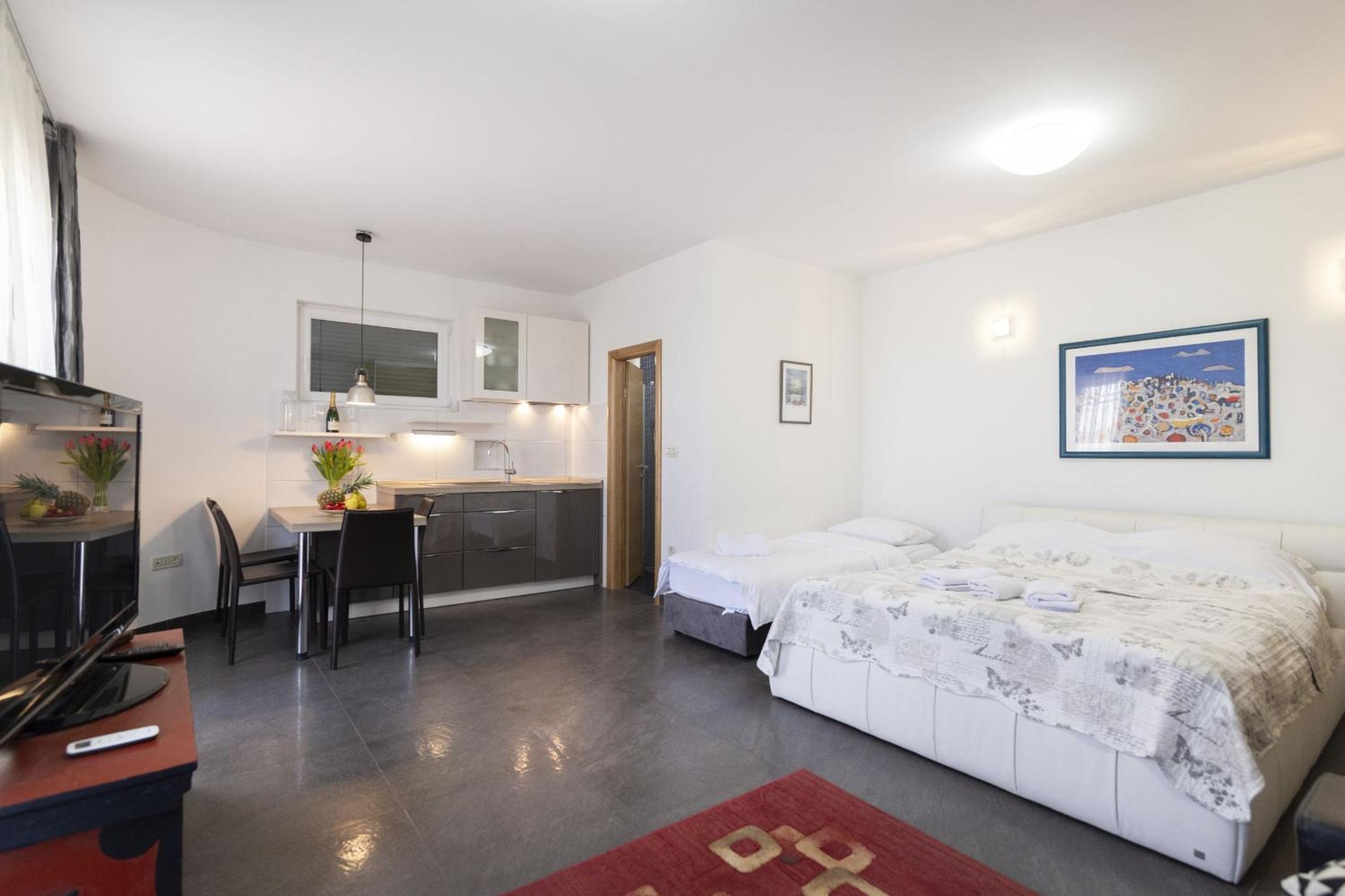 Apartment - Photo 25