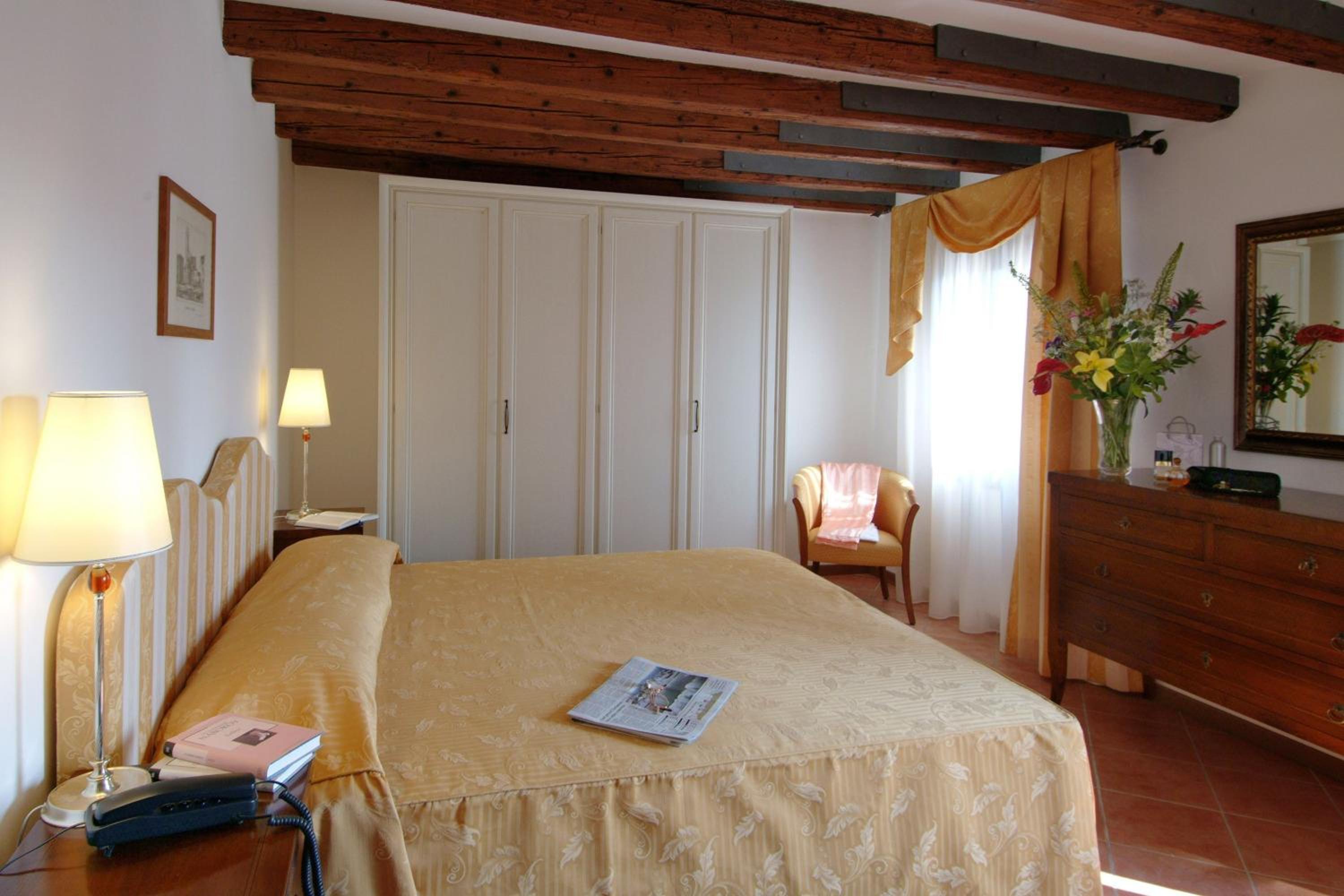 Classic One-Bedroom Apartment photo 3