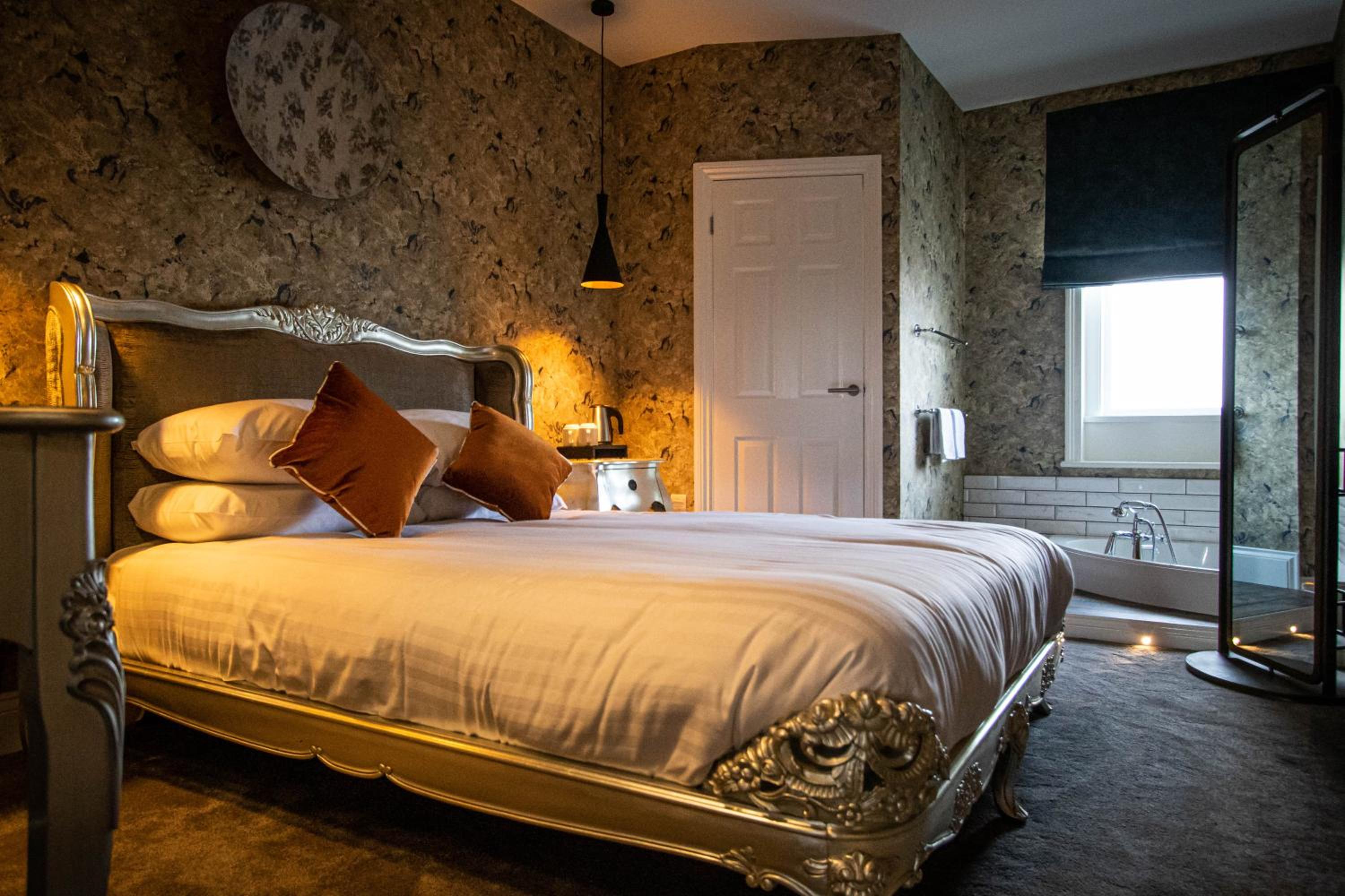 Deluxe Double Room with Bath - Photo 3