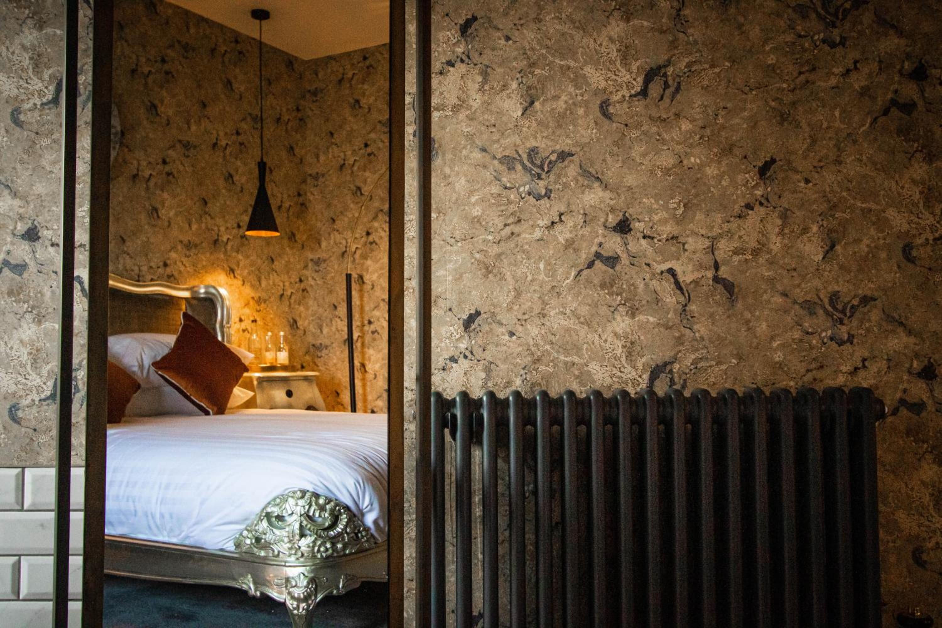 Deluxe Double Room with Bath - Photo 5