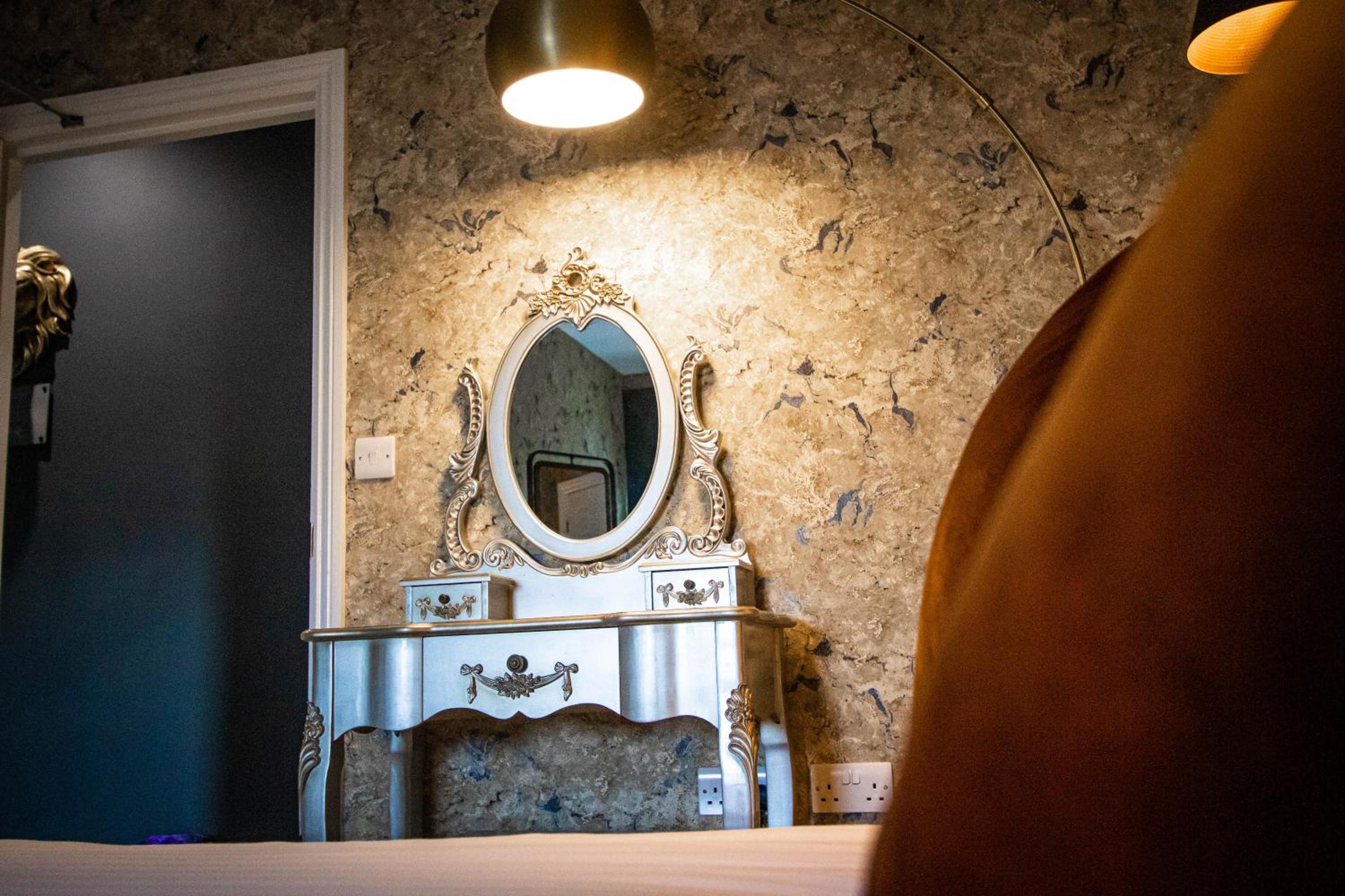 Deluxe Double Room with Bath - Photo 6