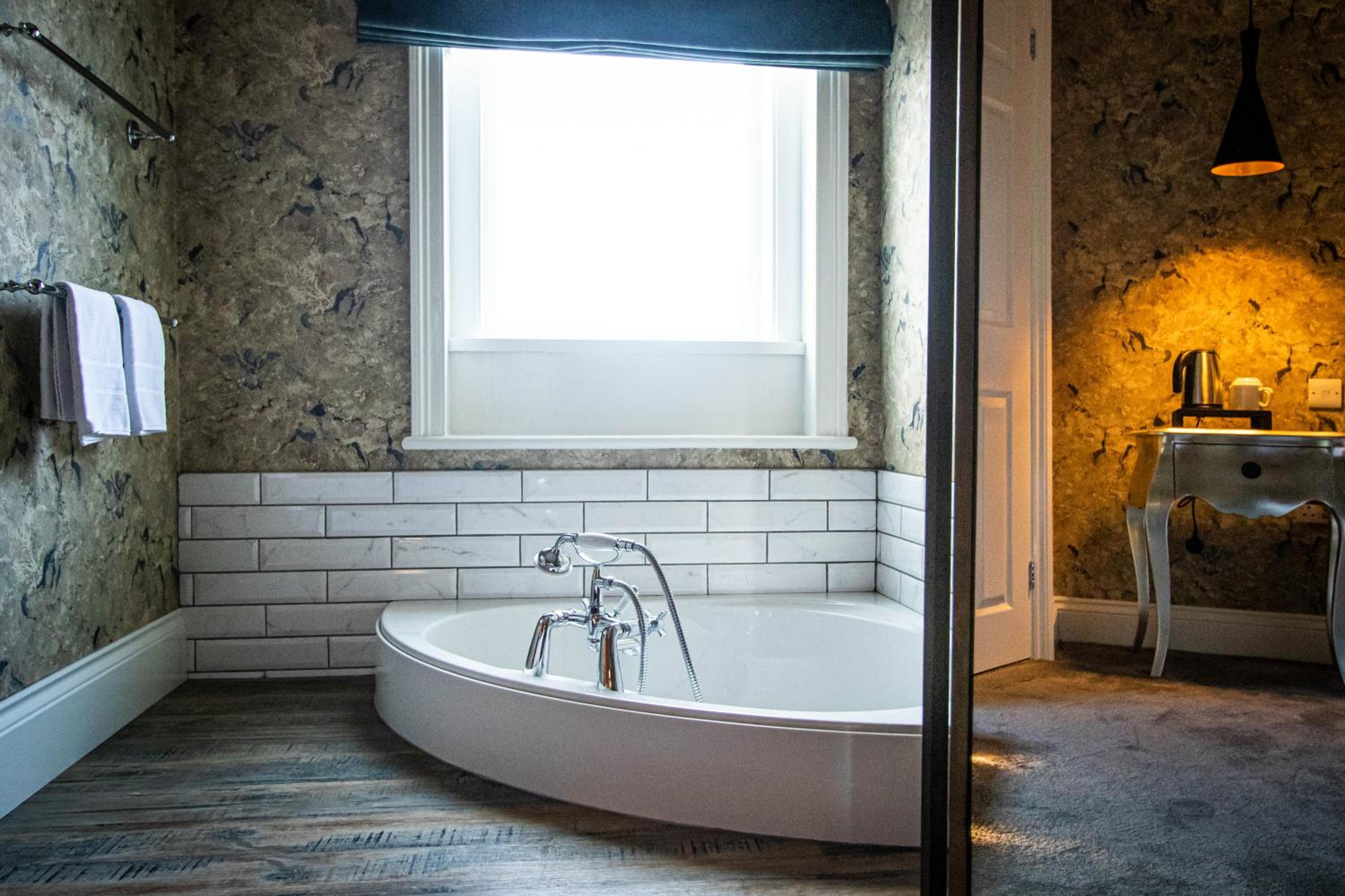 Deluxe Double Room with Bath - Photo 7