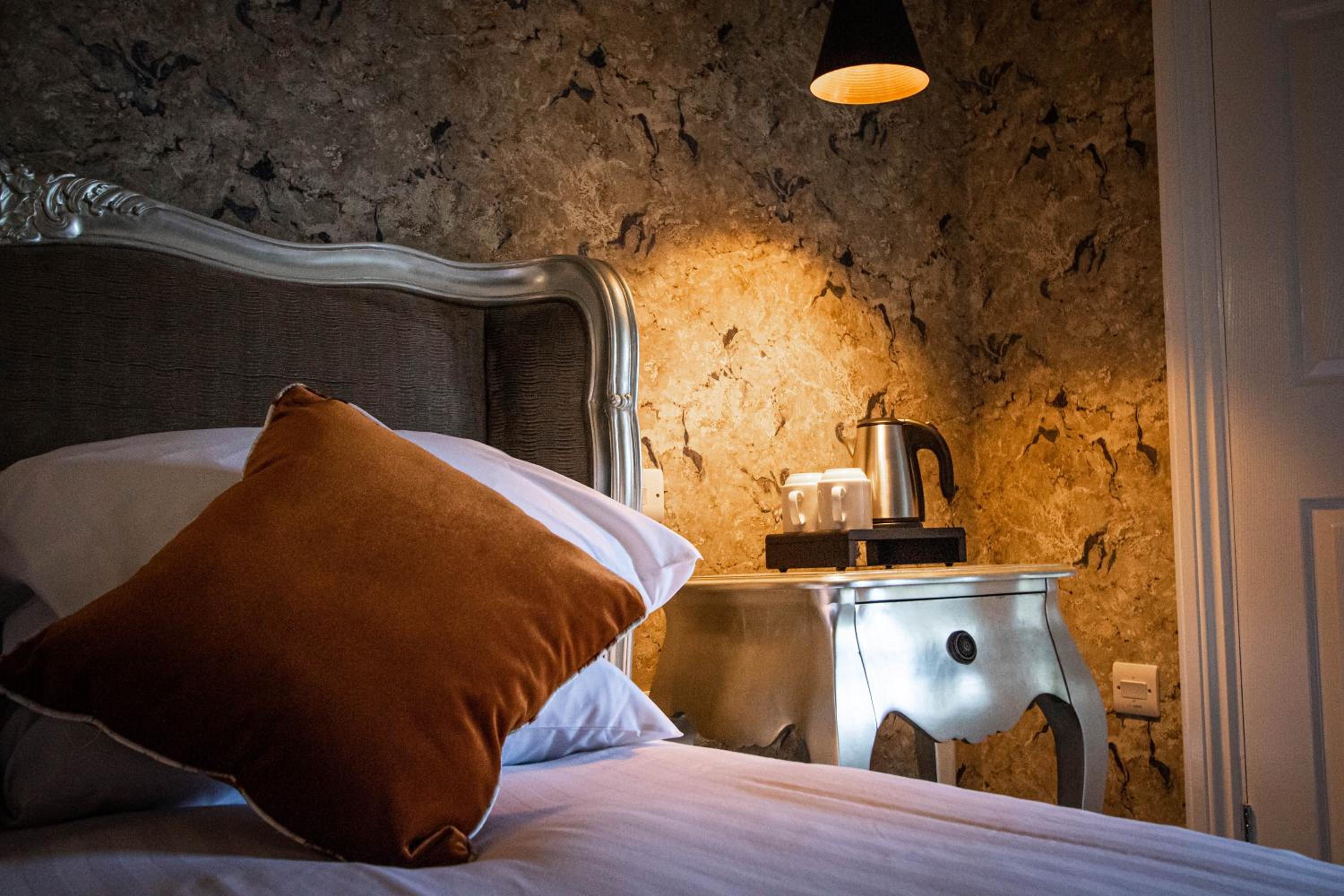 Deluxe Double Room with Bath - Photo 8