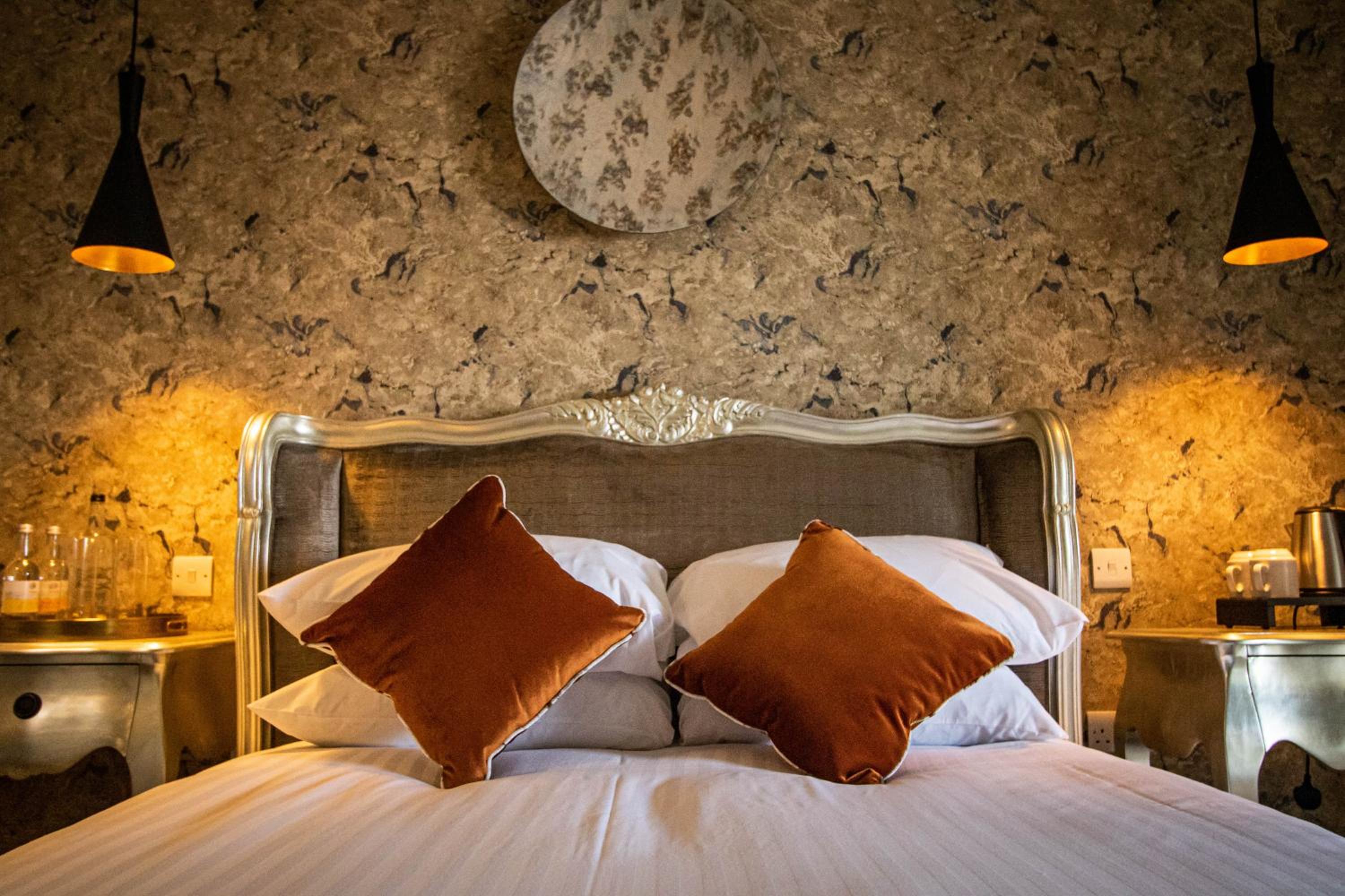 Deluxe Double Room with Bath - Photo 9