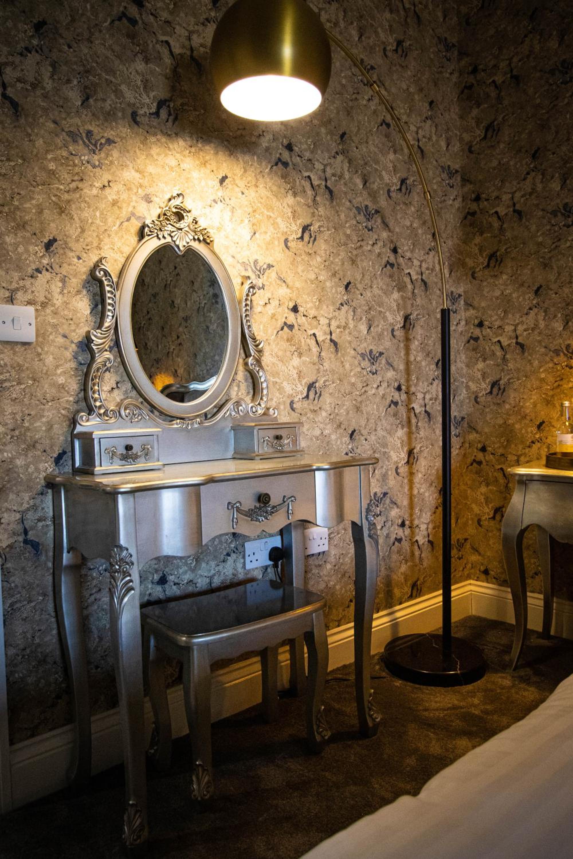 Deluxe Double Room with Bath - Photo 10