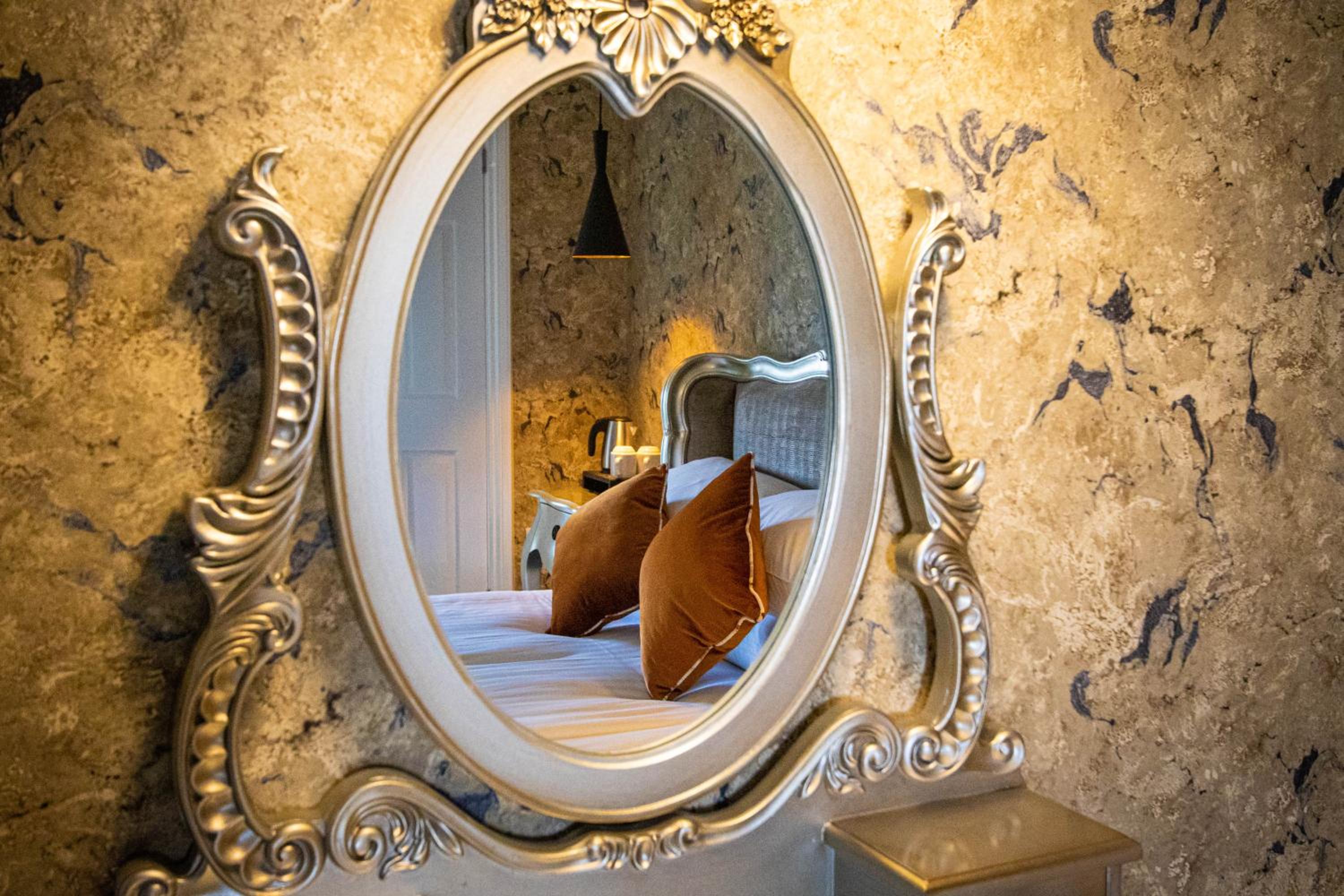Deluxe Double Room with Bath - Photo 11