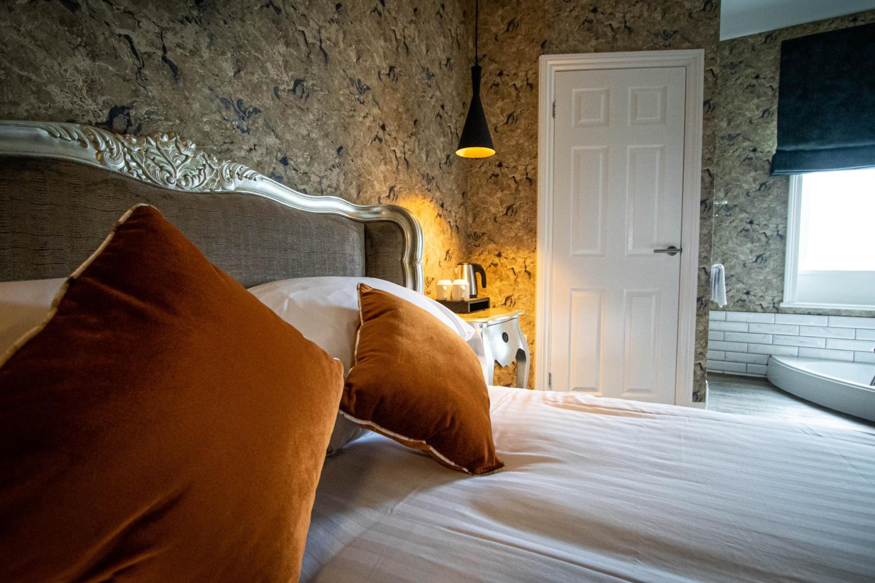 Deluxe Double Room with Bath - Photo 12