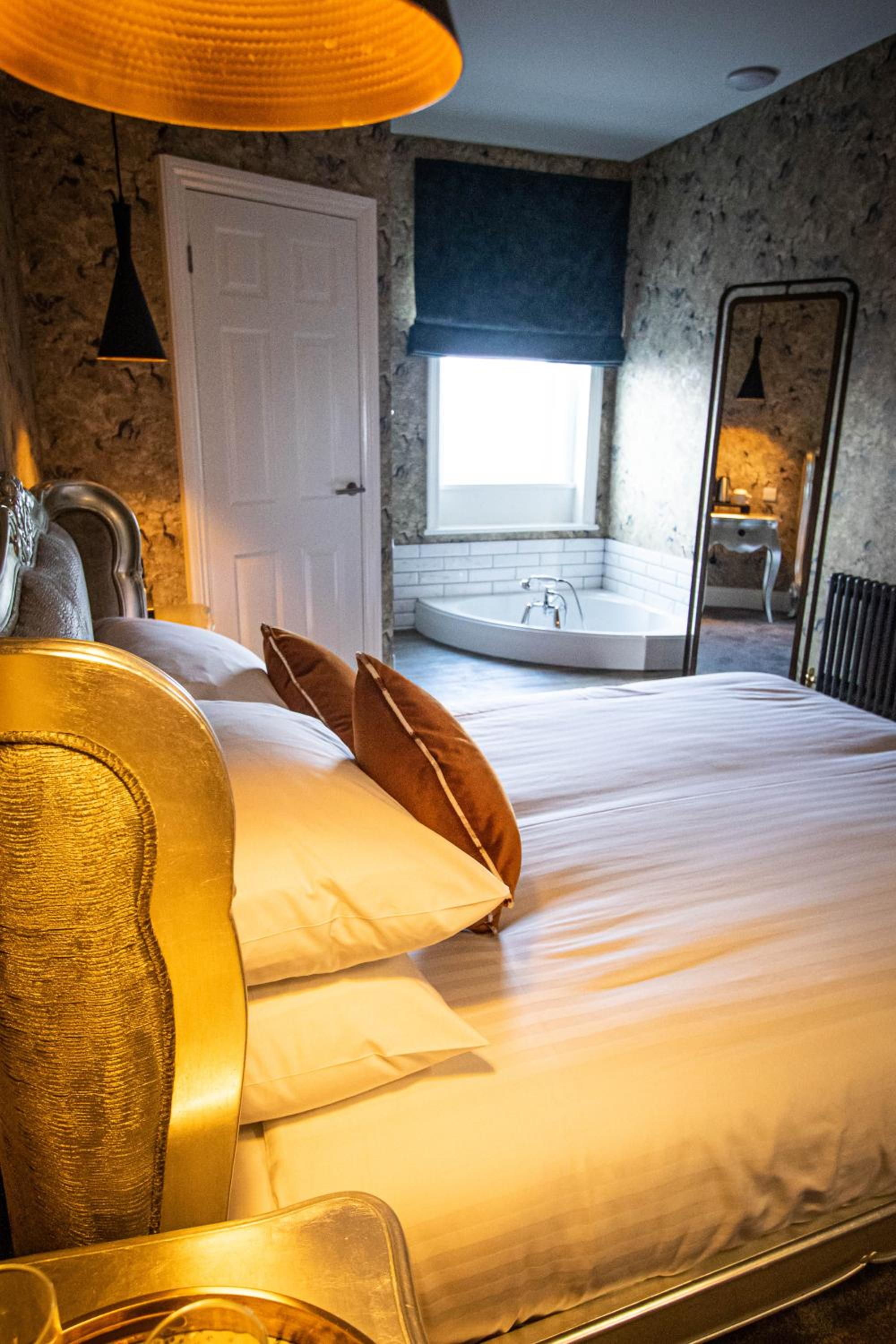 Deluxe Double Room with Bath - Photo 13