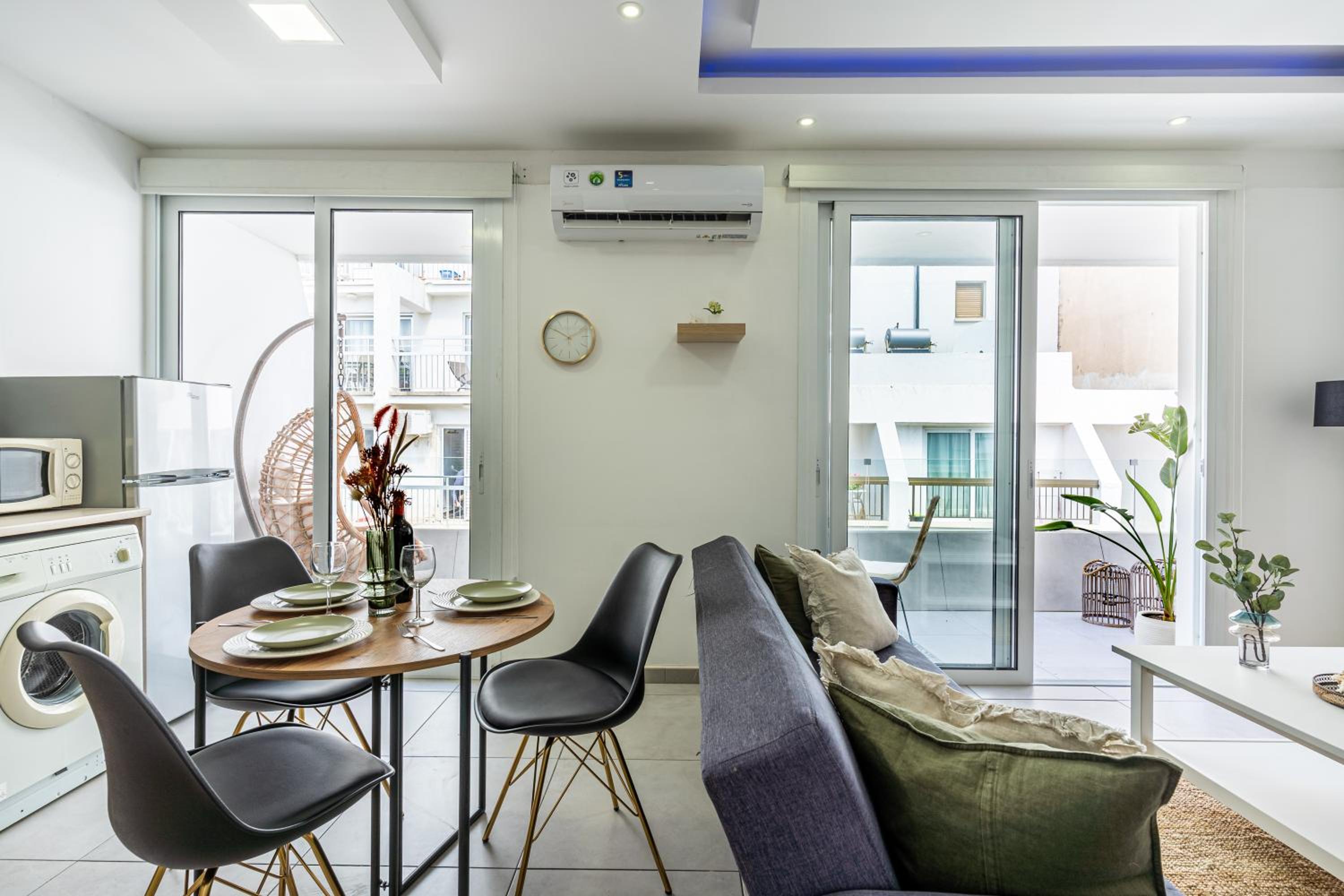 Apartment with Balcony - Photo 10