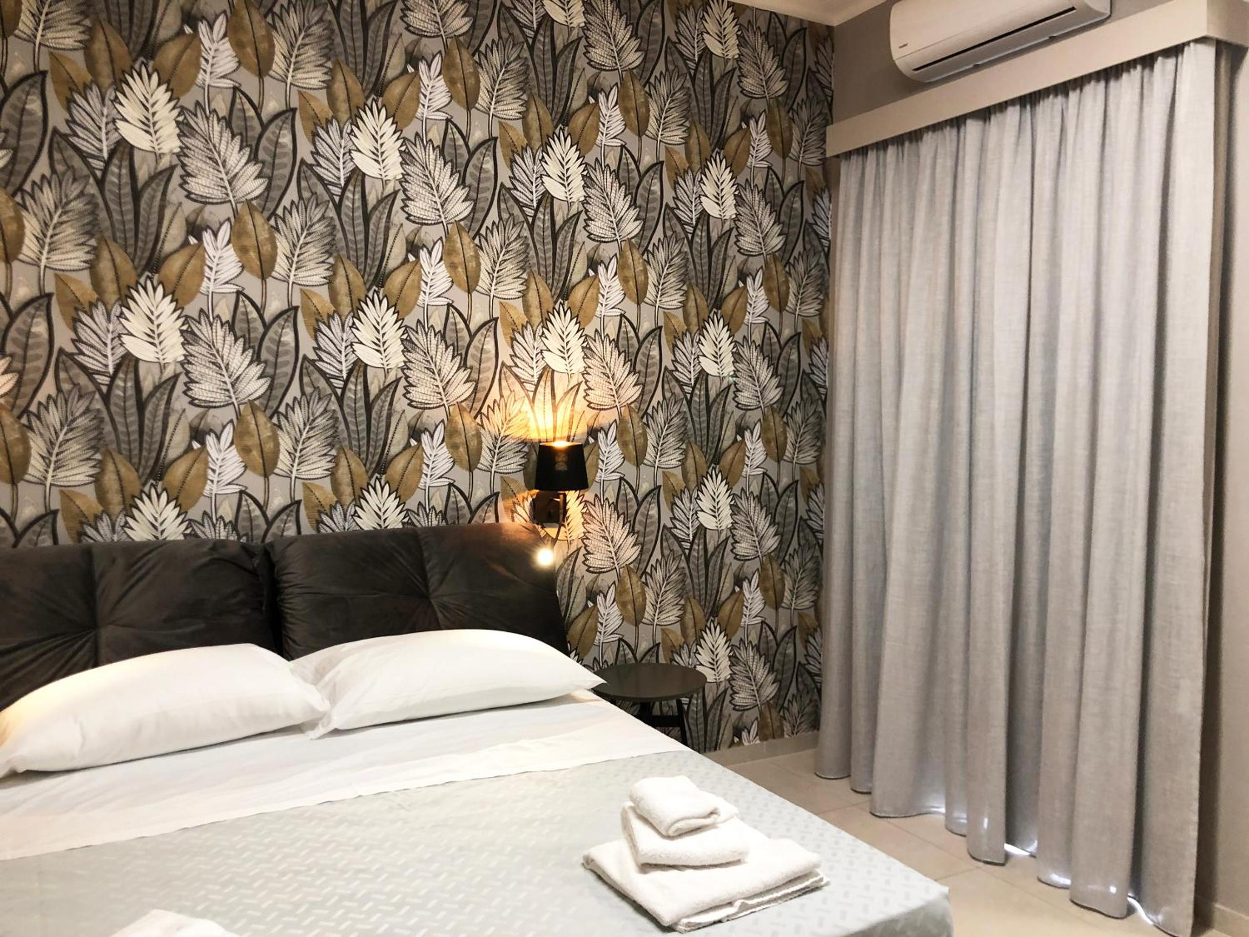 Junior Suite with Balcony - Photo 2