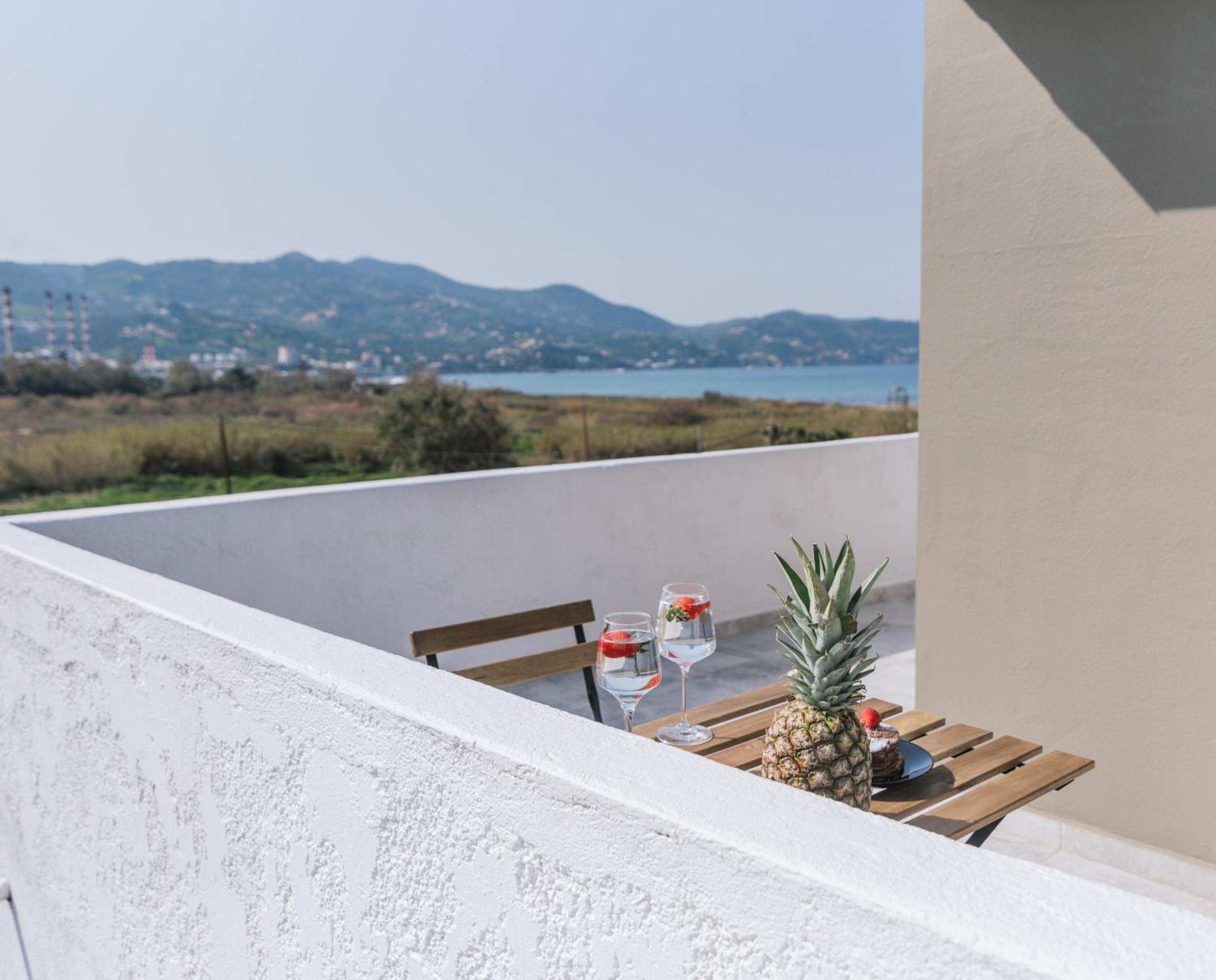 Deluxe Double Room with Sea View - Photo 12