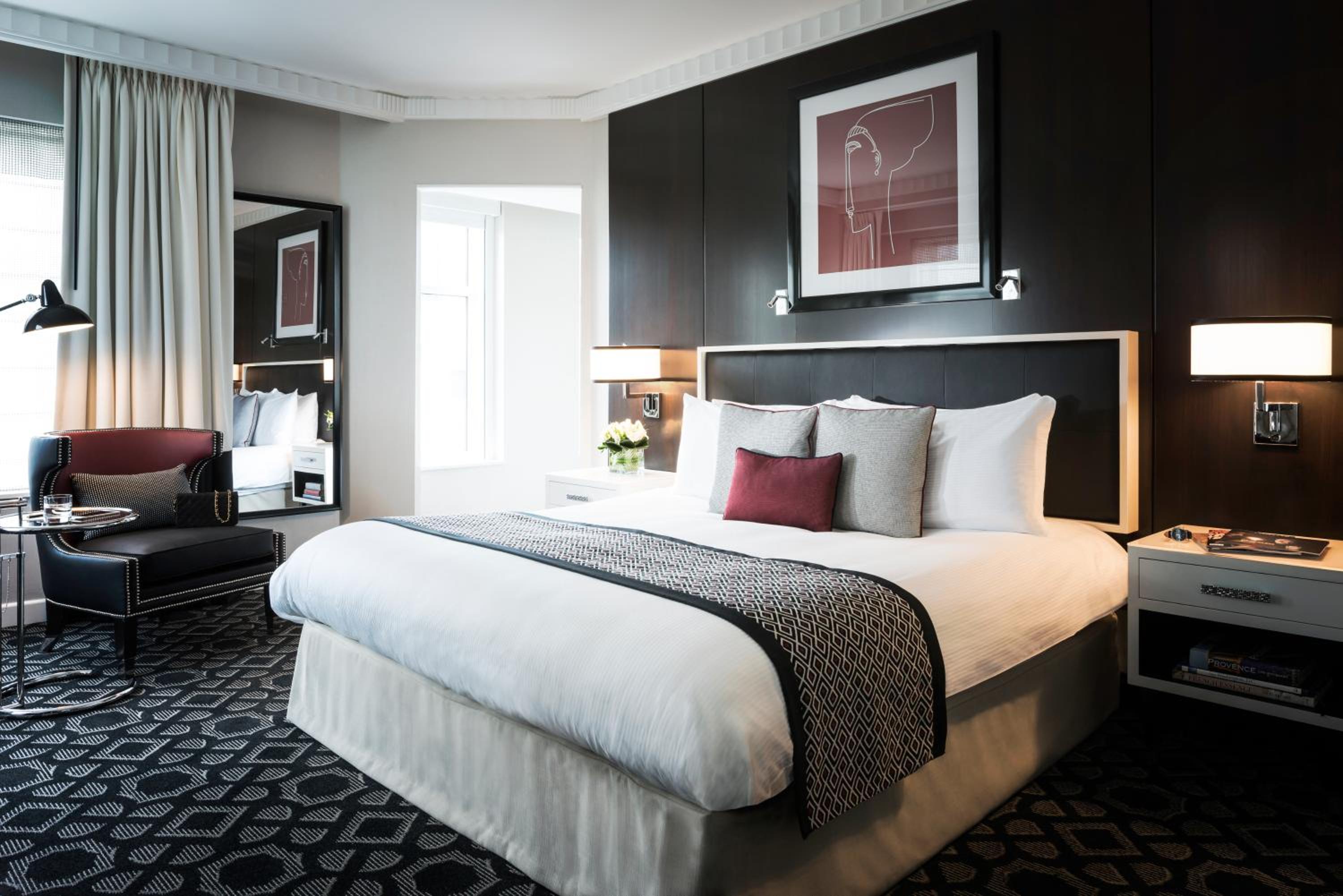 Superior King Room with Roll-In Shower and Bath Tub - Disability Access - Photo 6