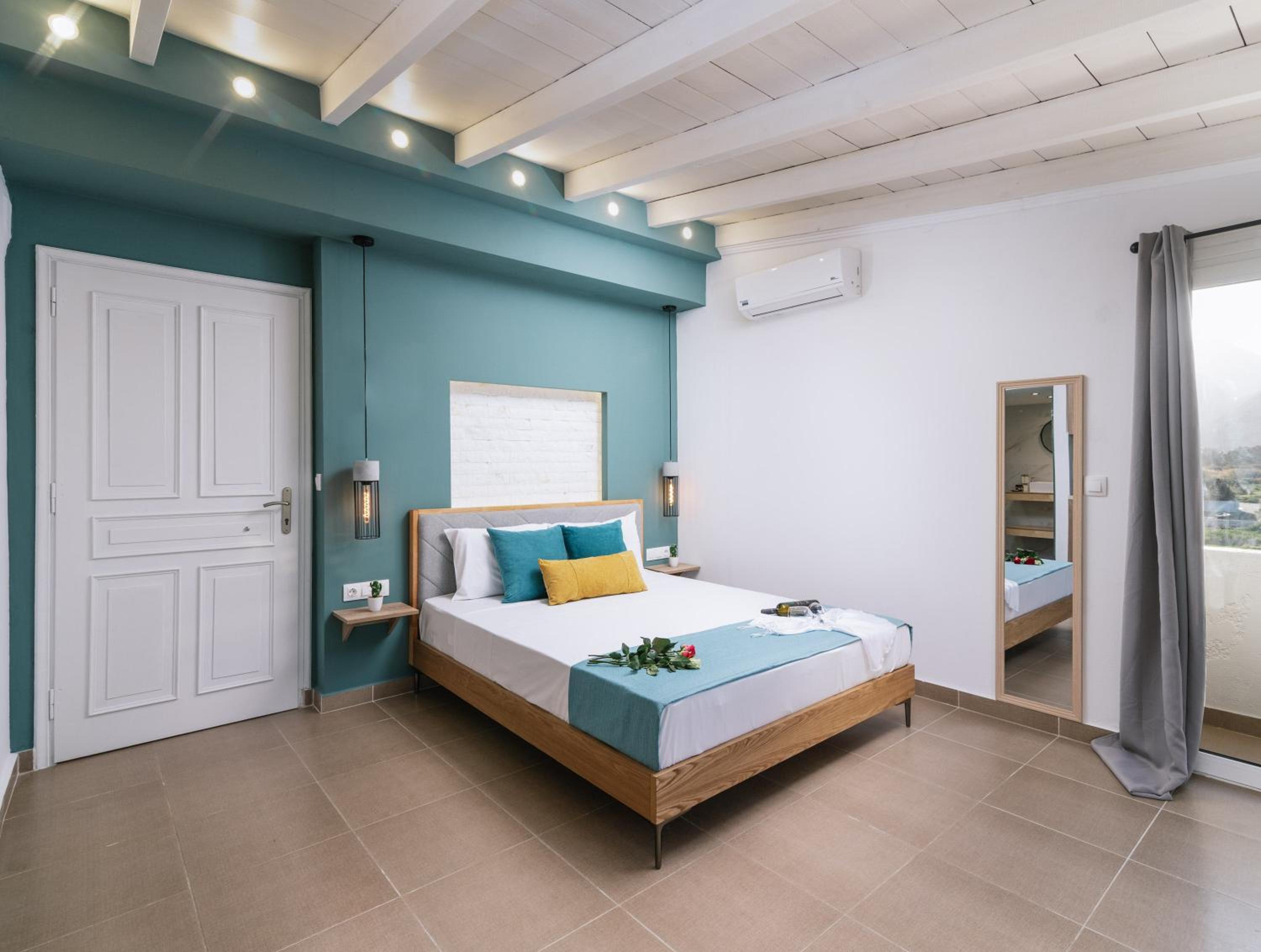 Deluxe Suite with Sea View - Photo 5