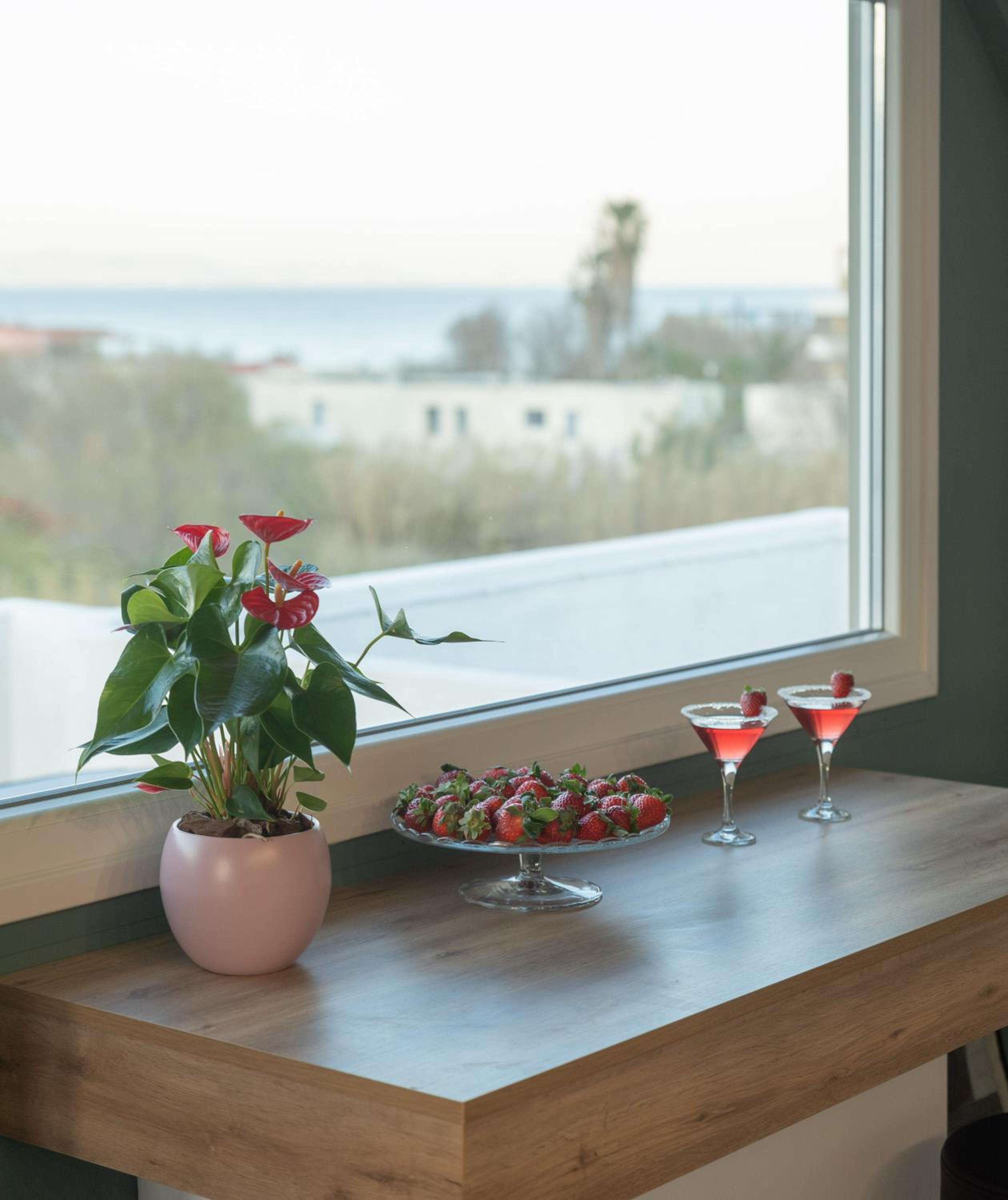 Deluxe Suite with Sea View - Photo 9