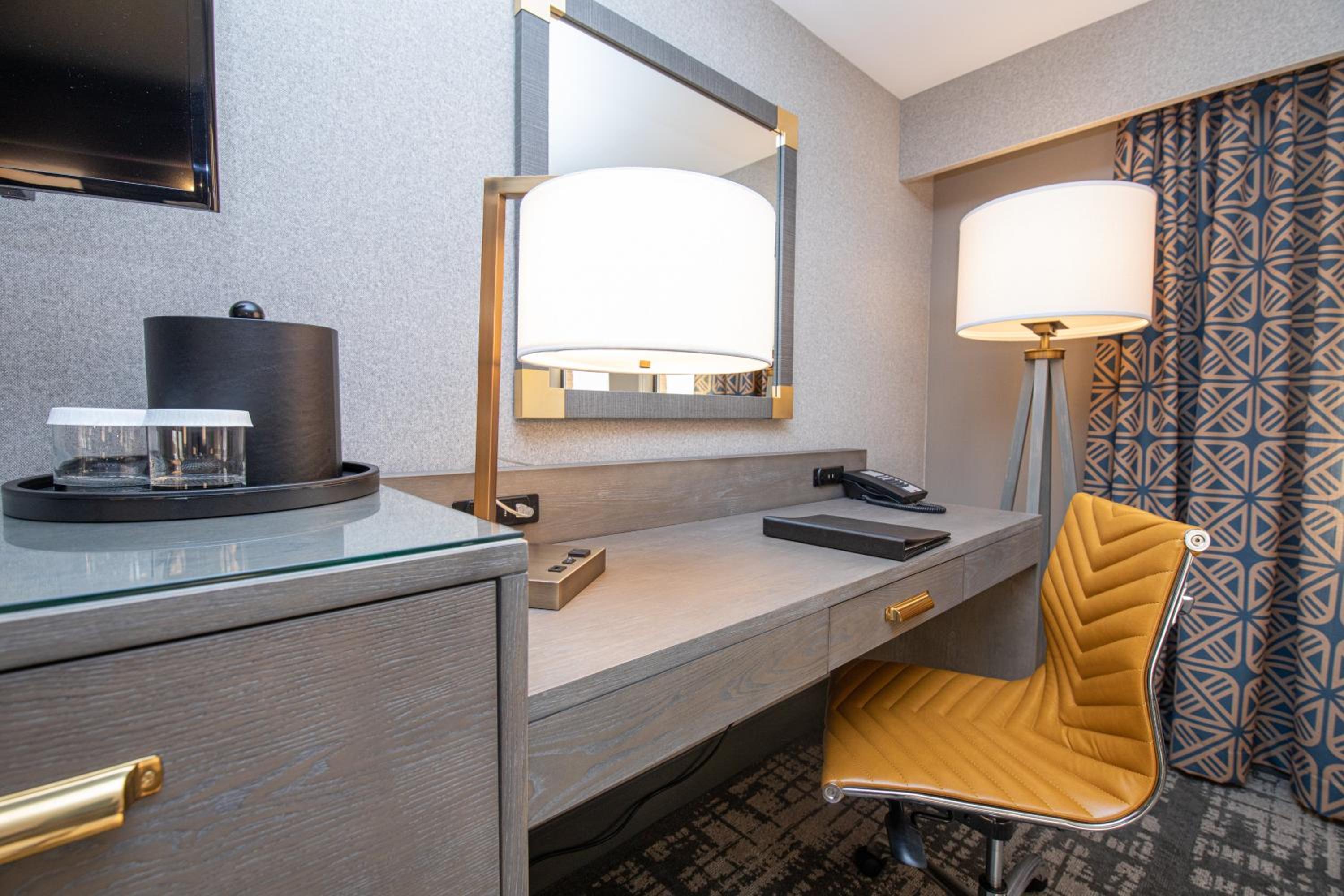 Premium Queen Room with Two Queen Beds - Photo 9