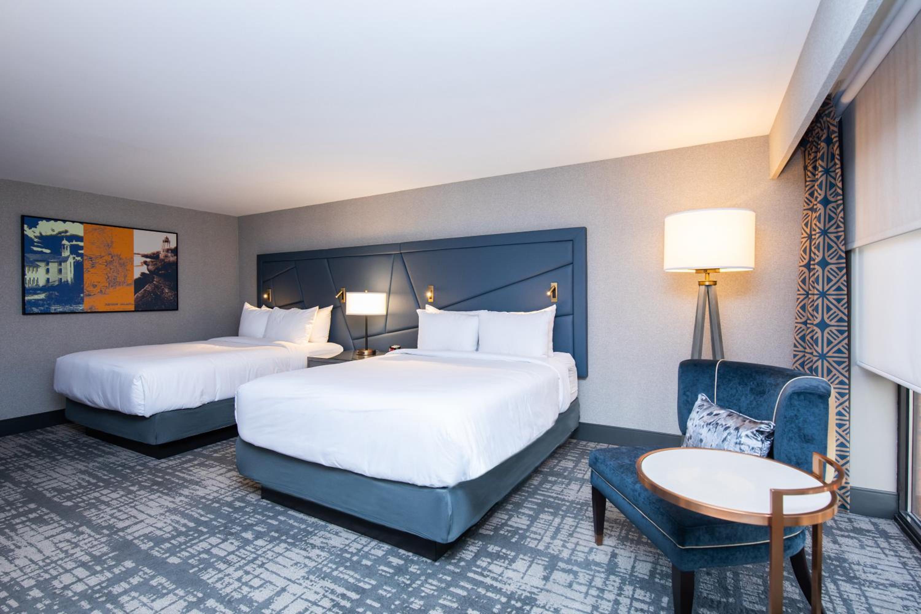Standard Room with Two Queen Beds - Photo 4