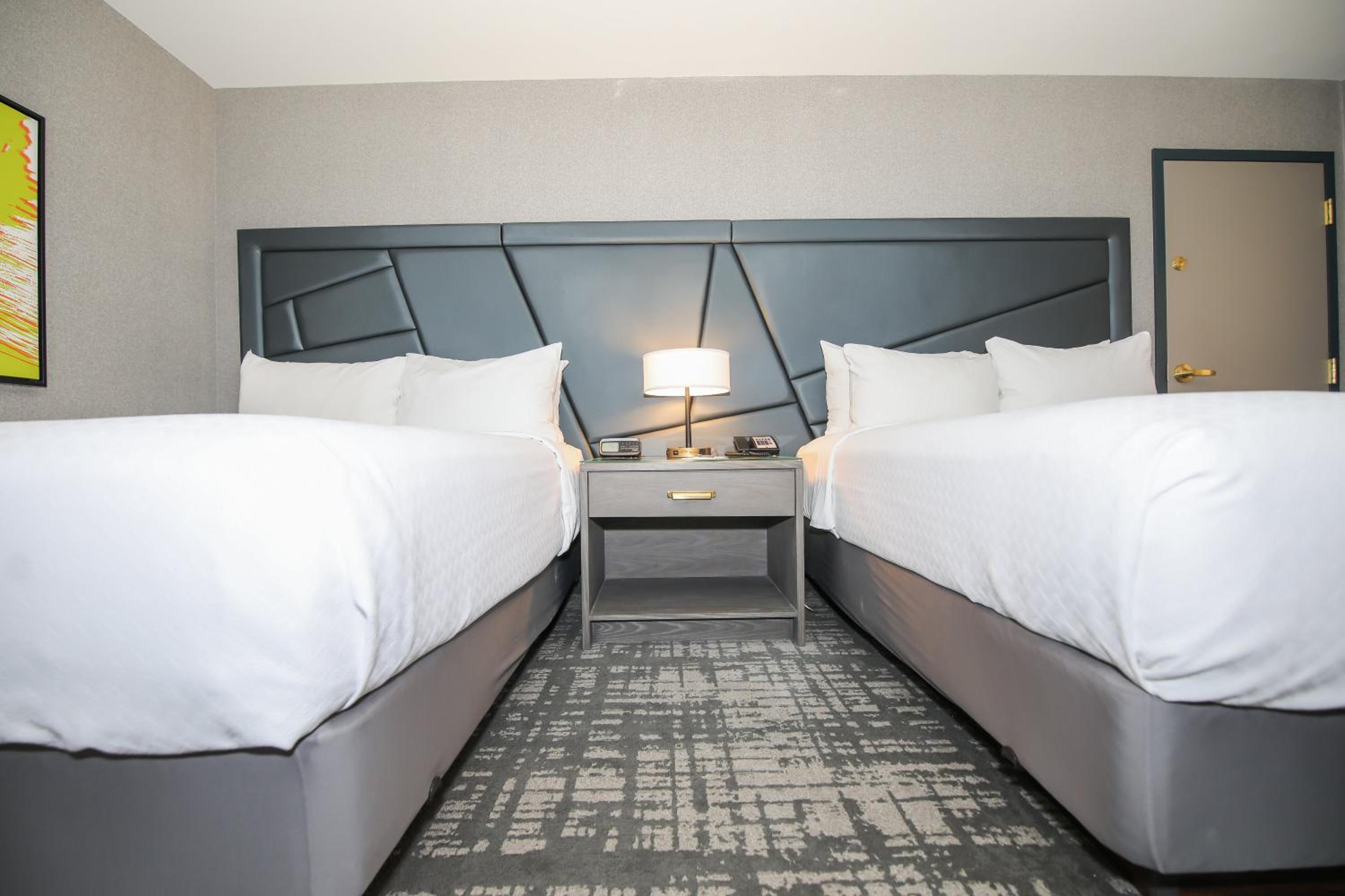 Premium Queen Room with Two Queen Beds - Photo 8
