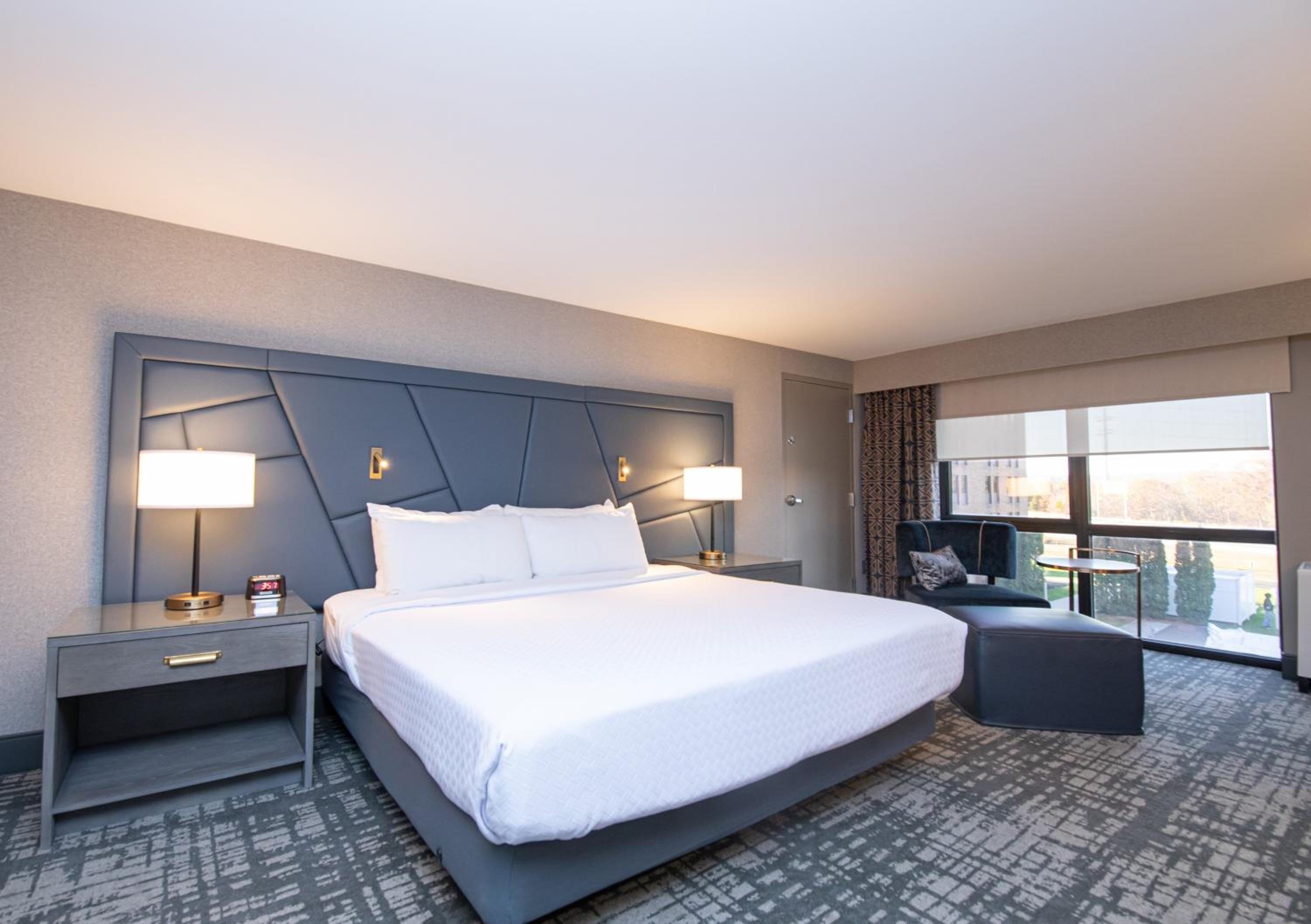 Standard King Room - Photo 8