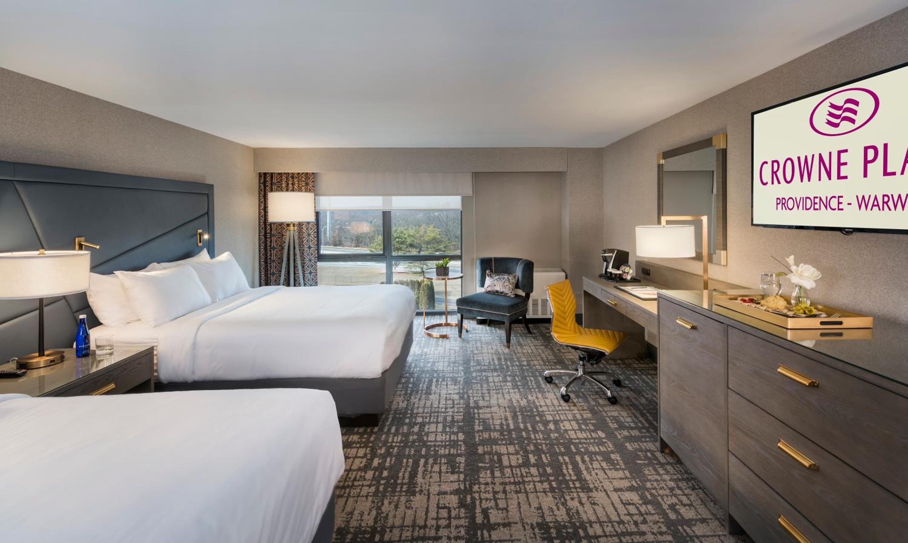 Standard Queen Room with Two Queen Beds and Mobility Accessible Tub - Photo 5