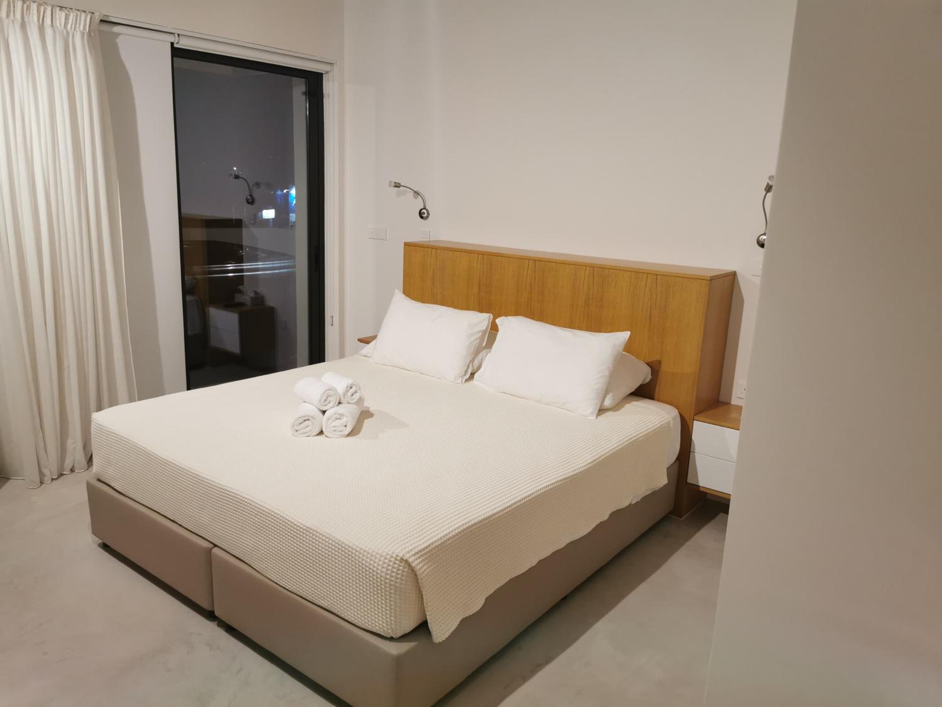 Deluxe Suite with Sea View - Photo 3