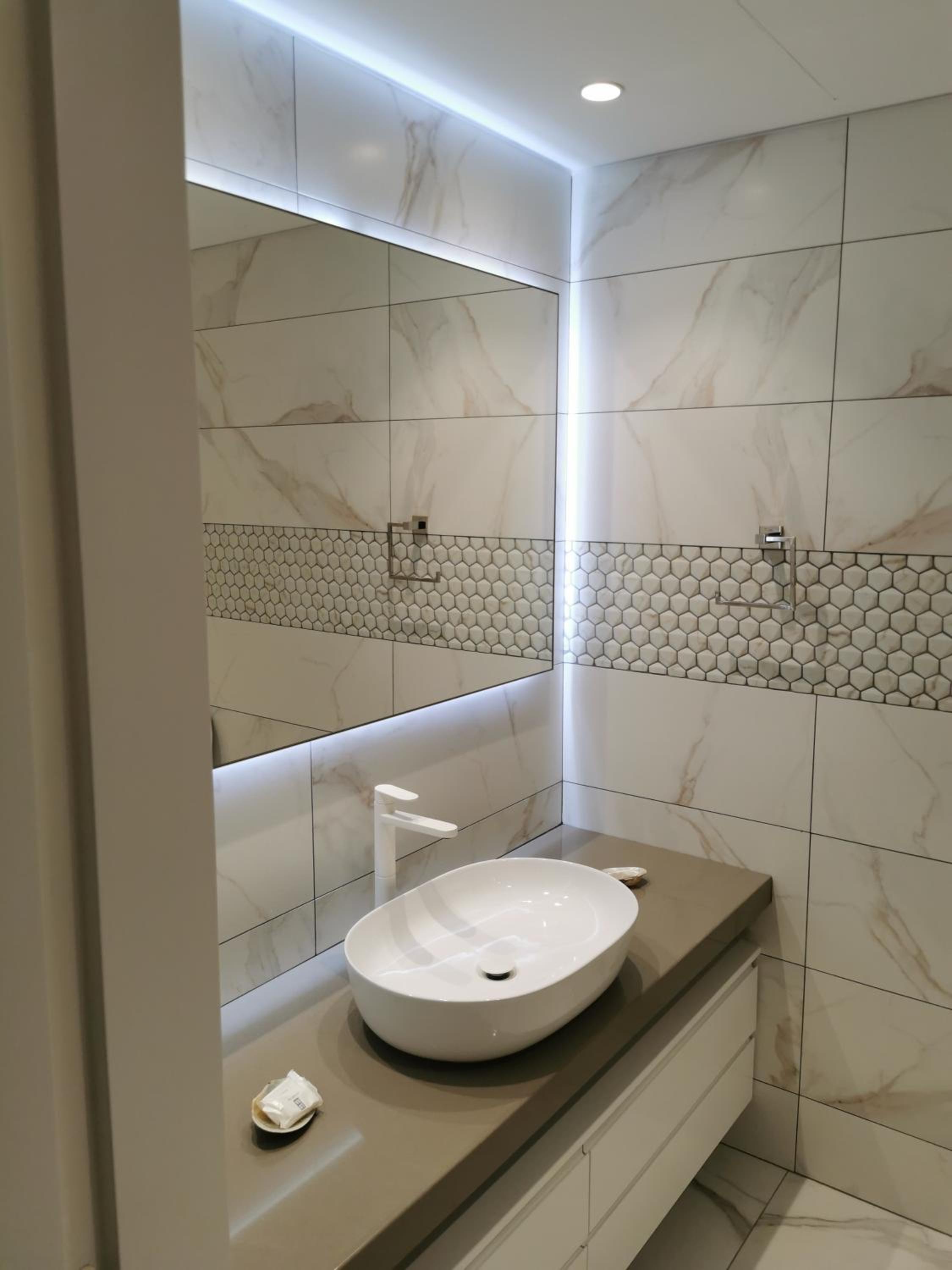 Deluxe Suite with Sea View - Photo 4