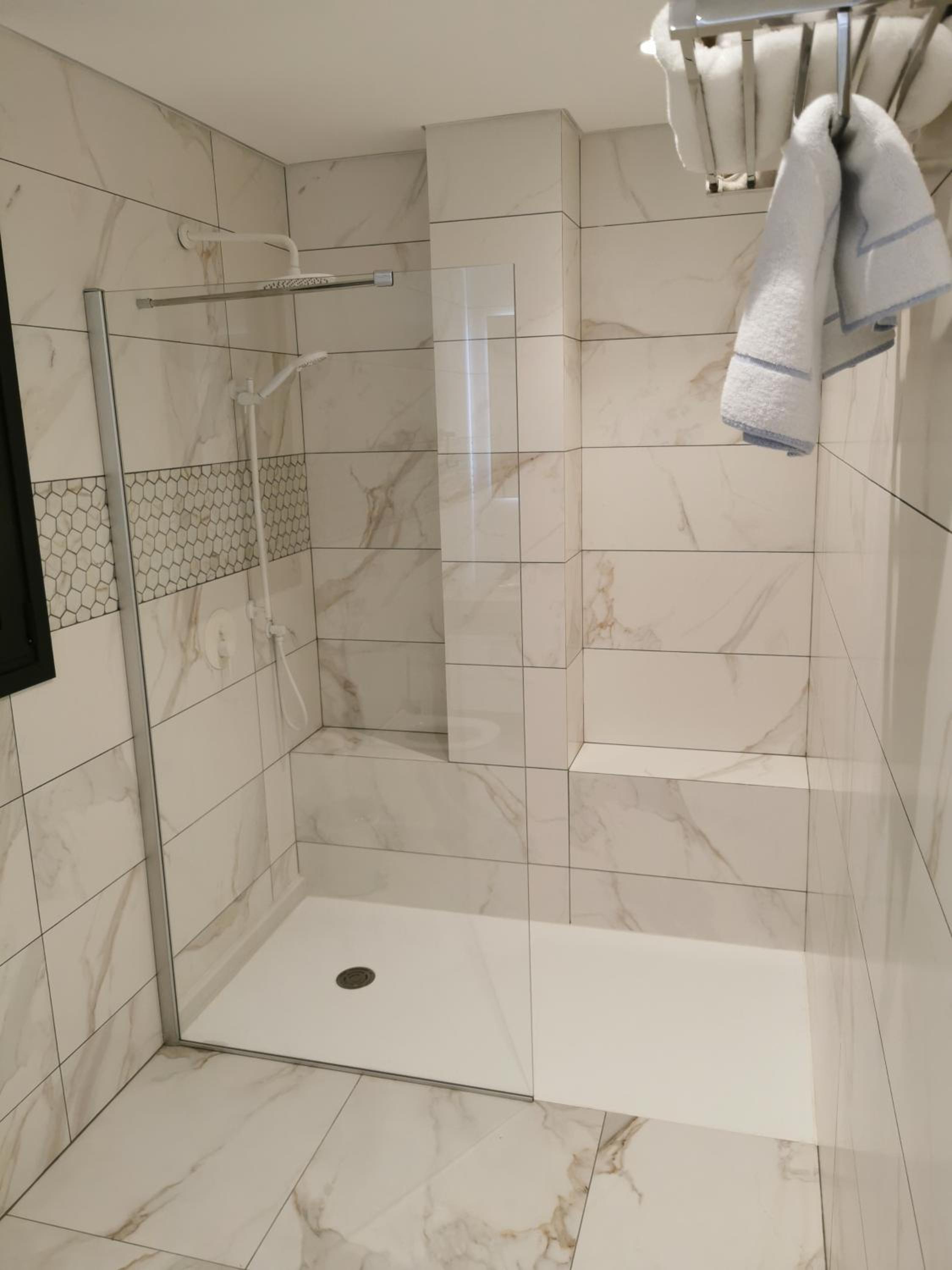 Deluxe Suite with Sea View - Photo 2