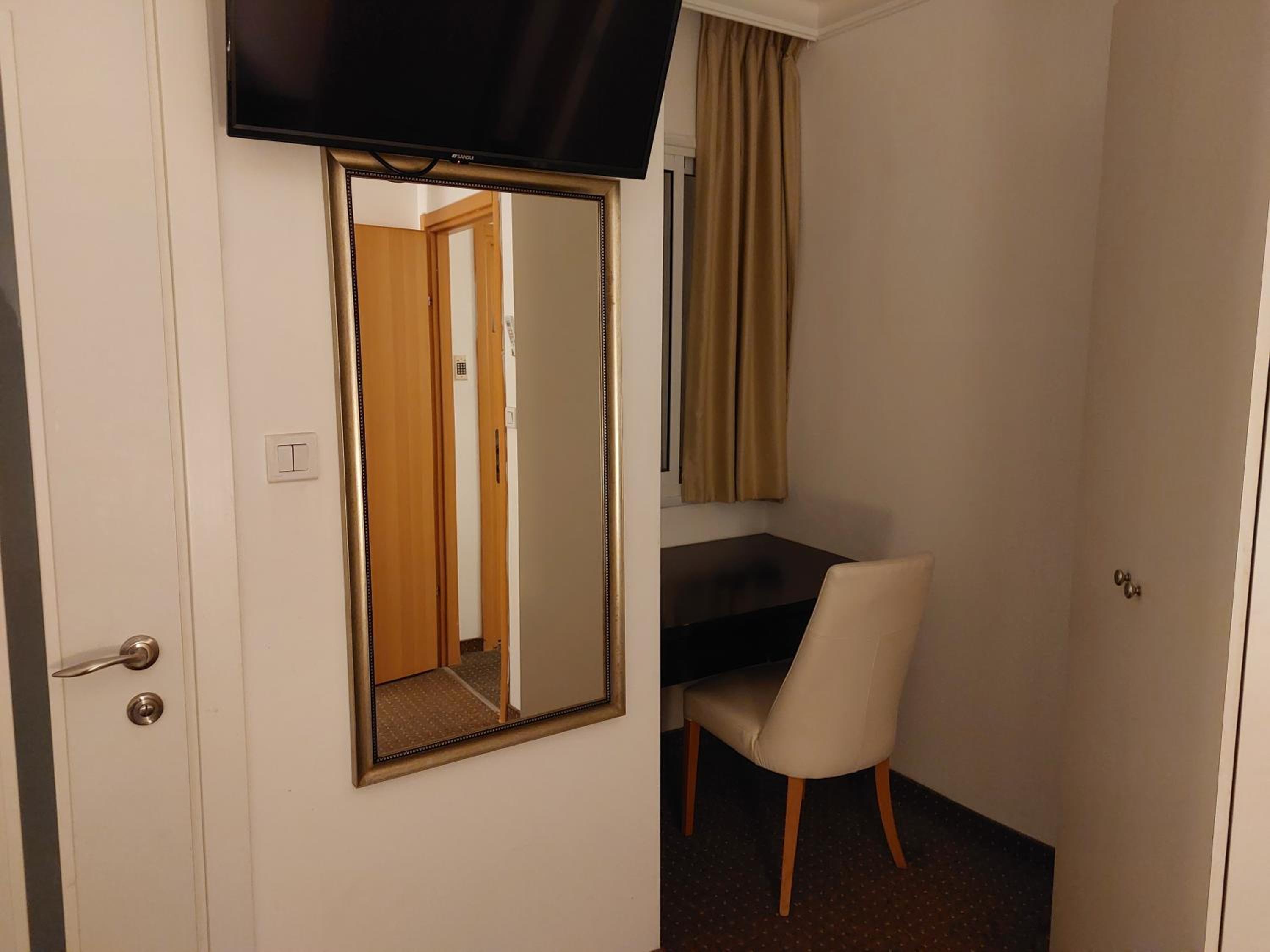Standard Double or Twin Room with Garden View - Photo 7