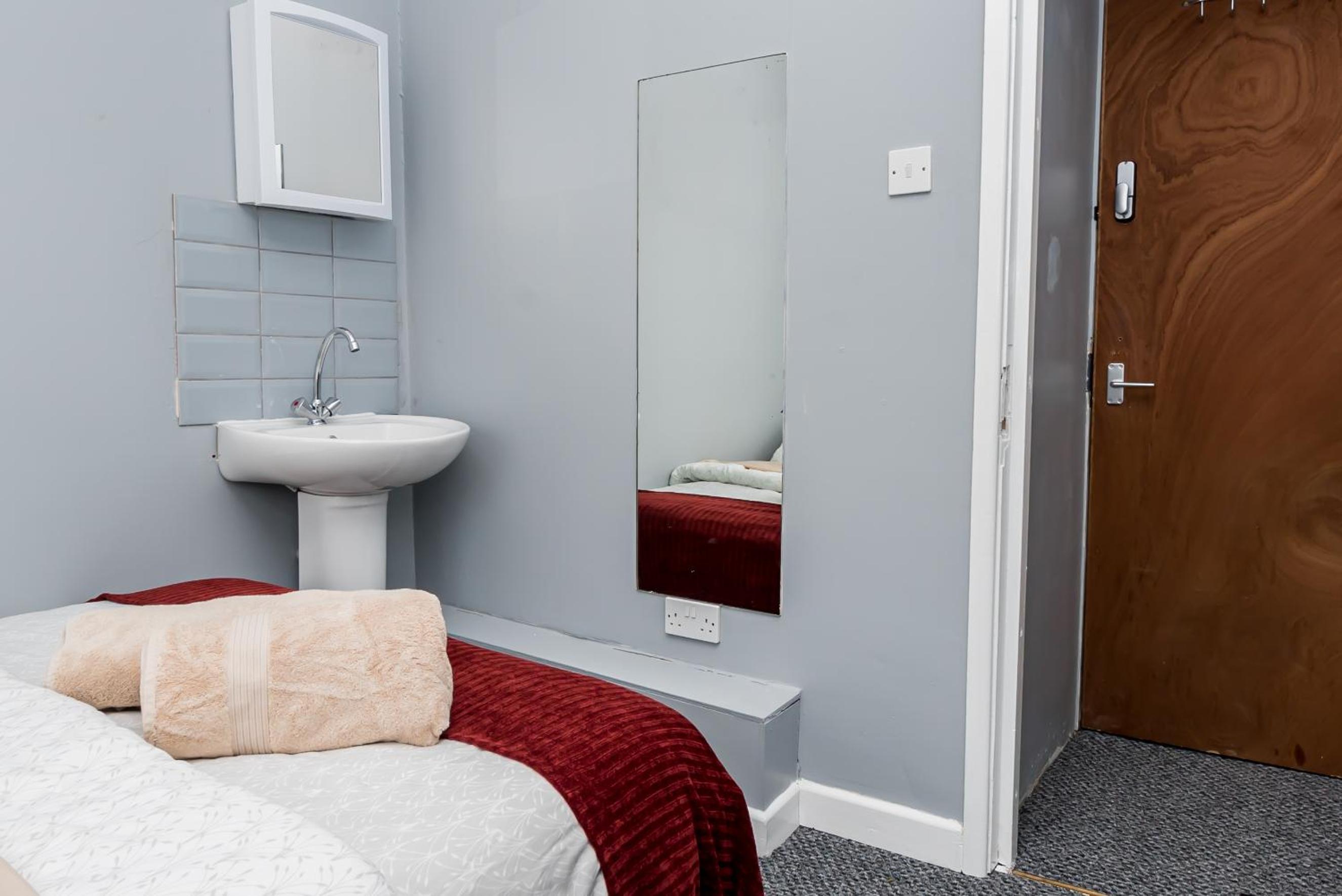 Budget Double Room - Photo 6