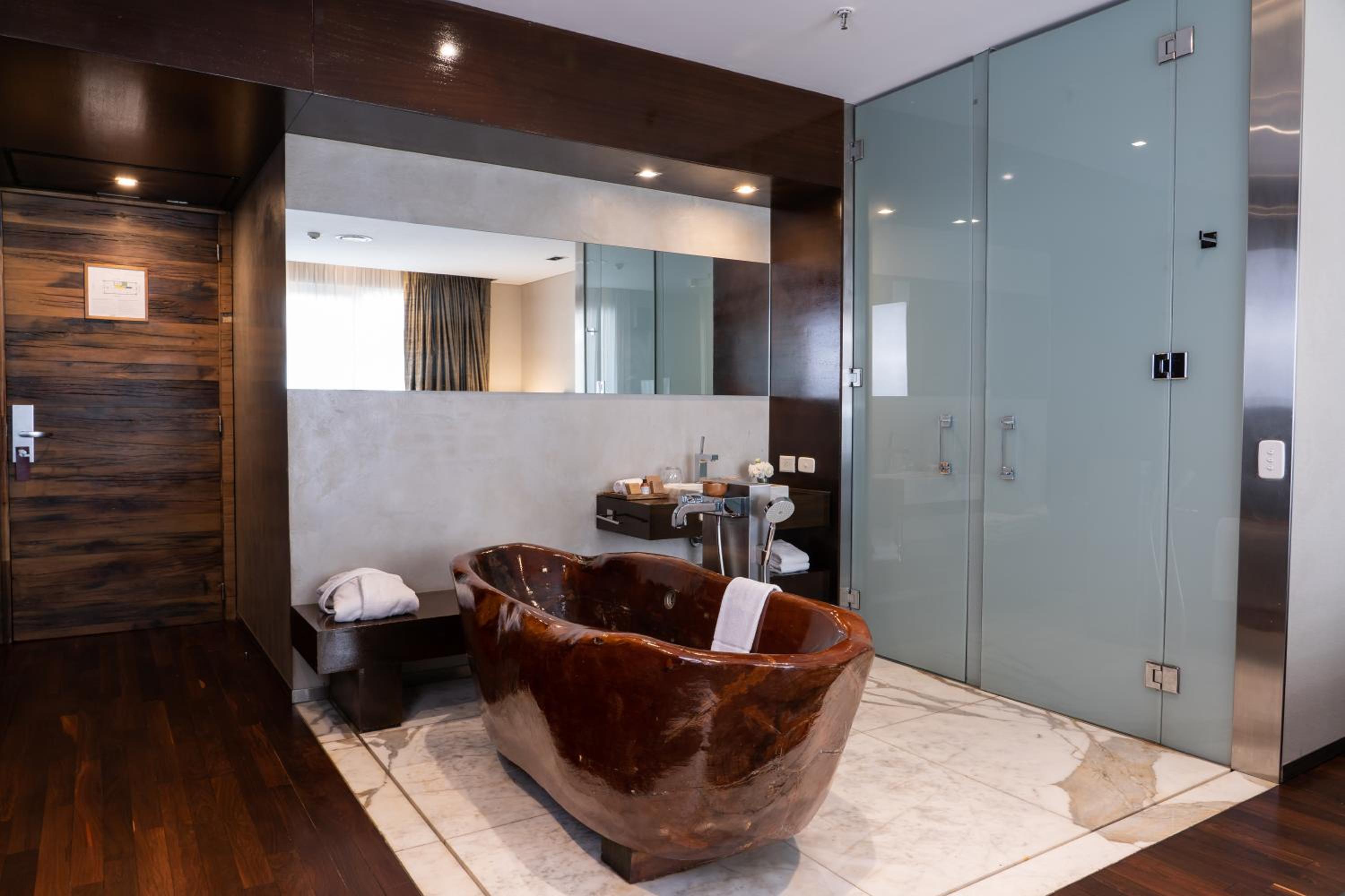 Luxury Suite thumbnail 6
