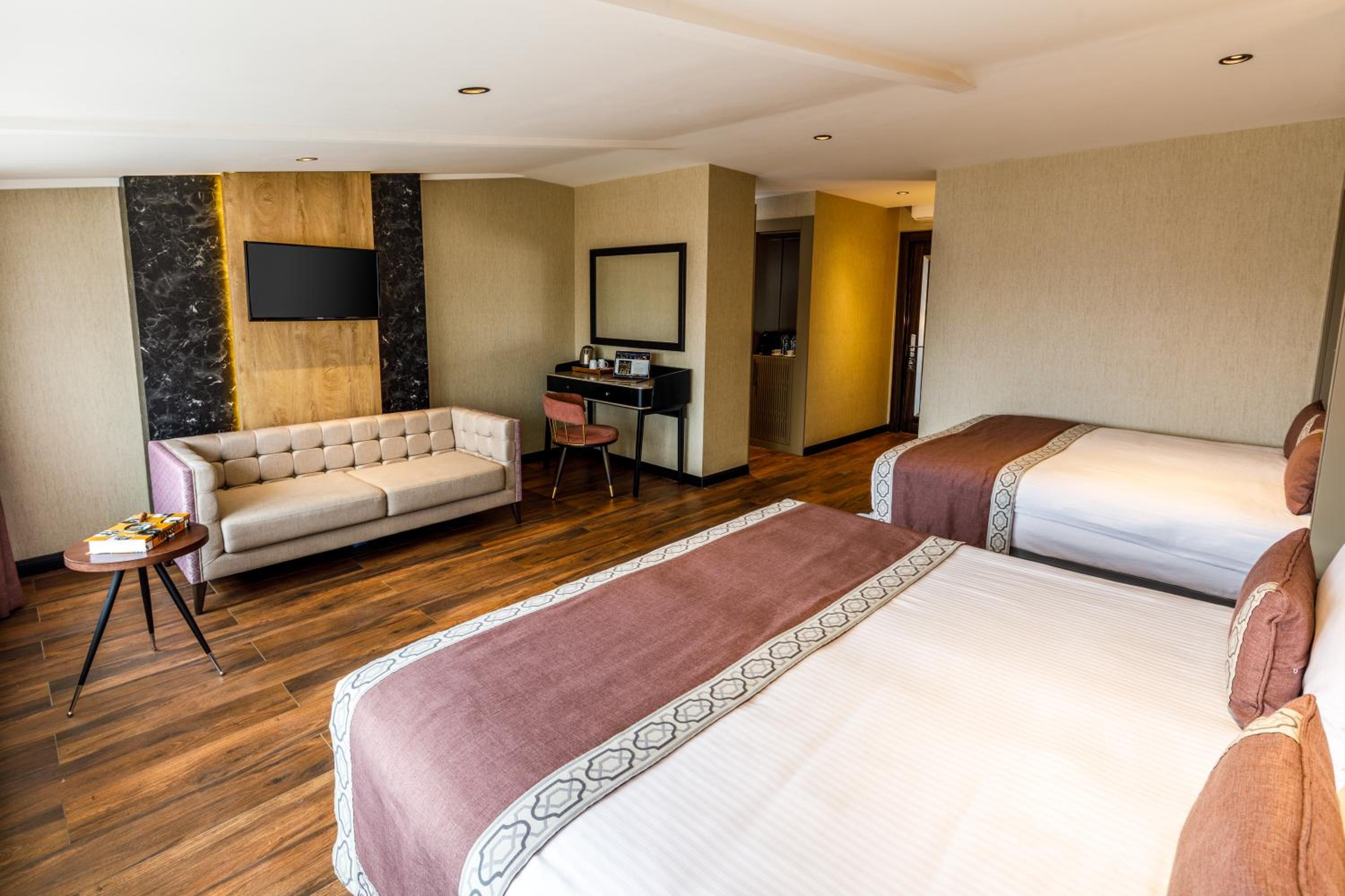 Deluxe Family Suite photo 1