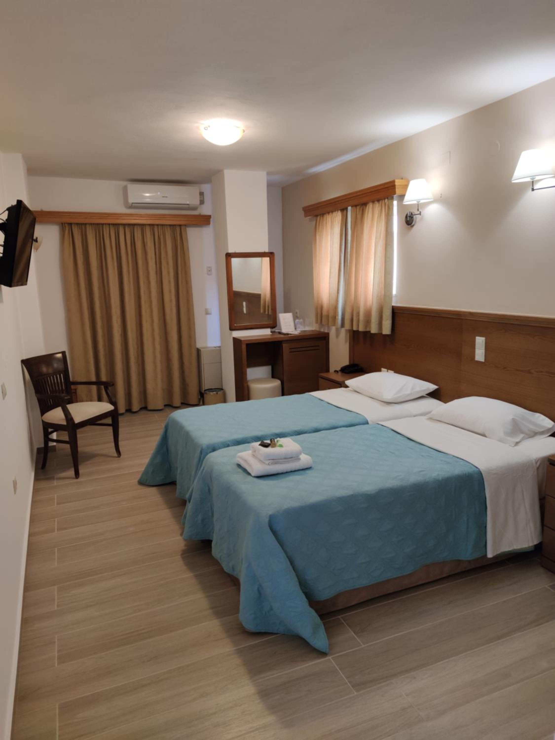 Double or Twin Room with Partial Sea View photo 2