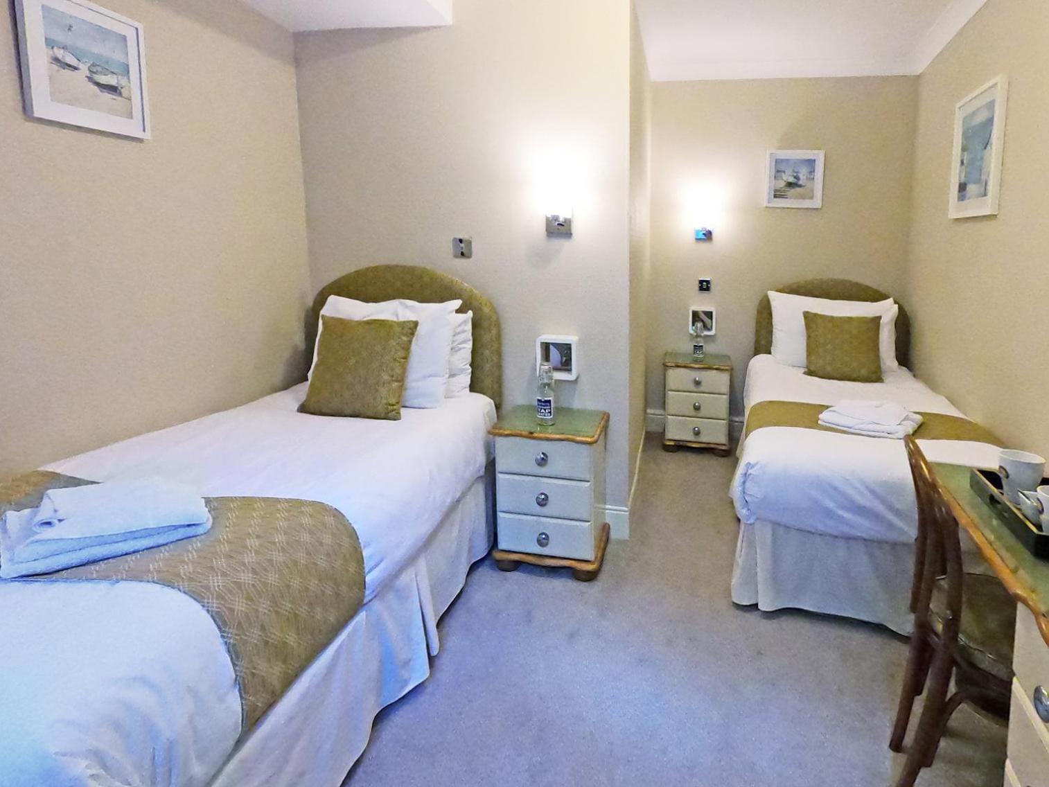 Compact Twin Room photo 1