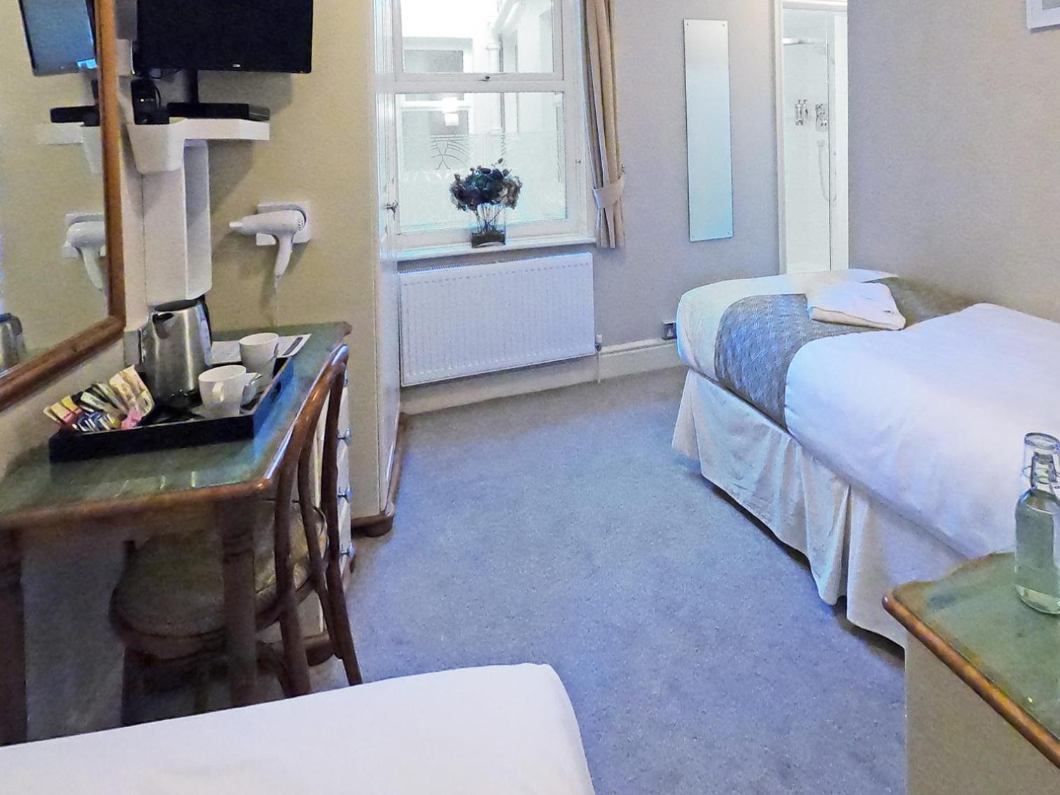 Compact Twin Room photo 2