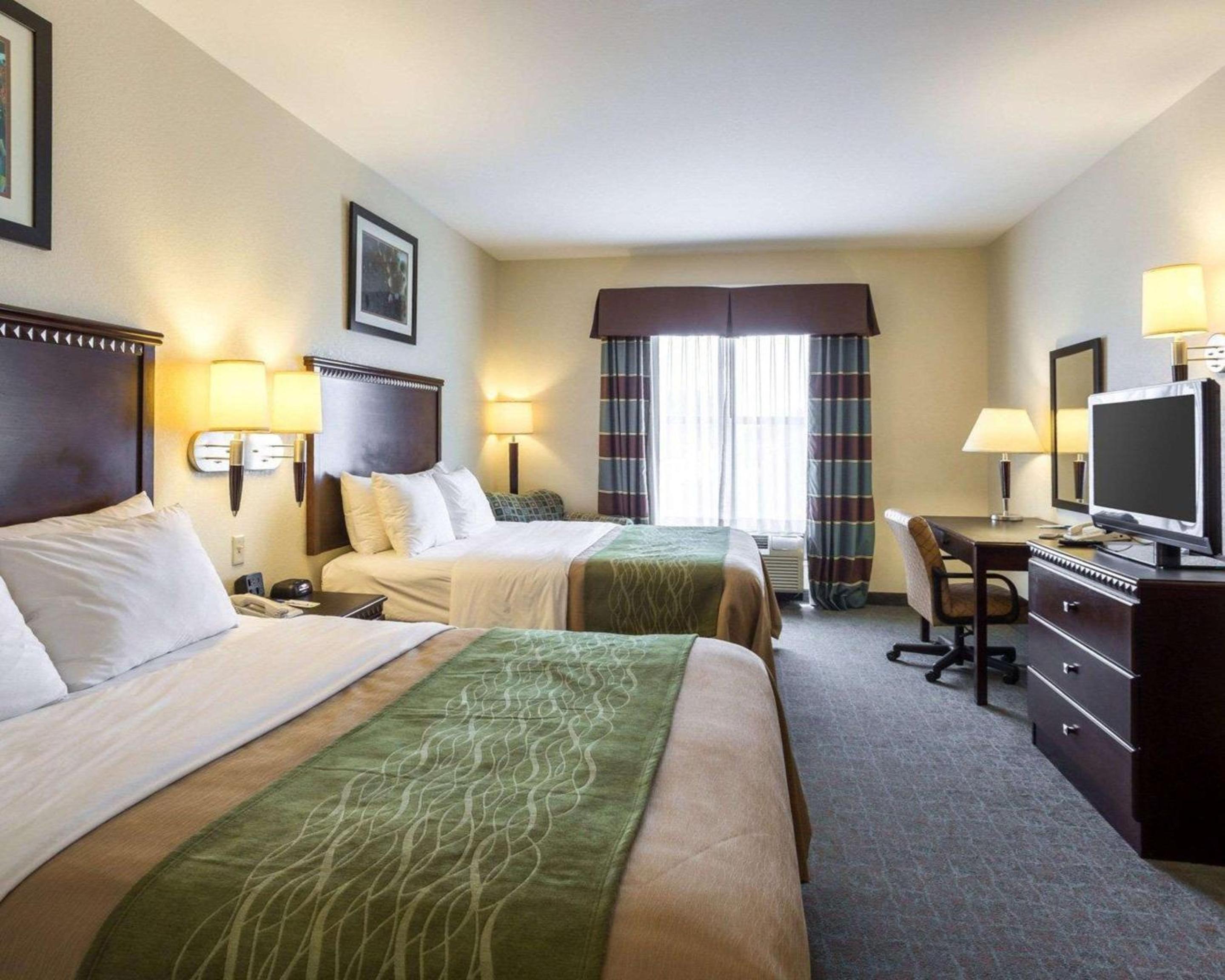 Queen Room with Two Queen Beds - Non-Smoking - Photo 1