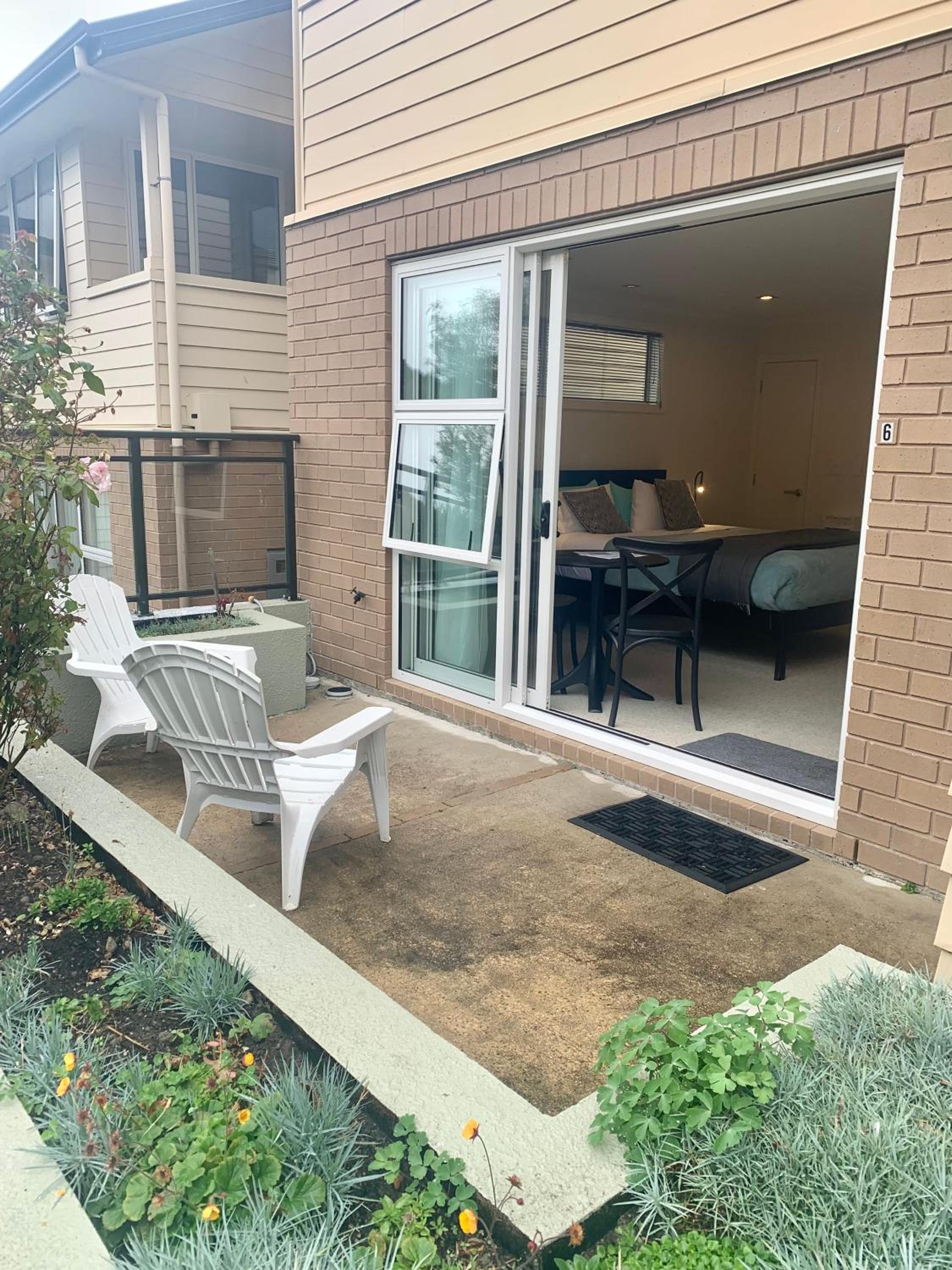 Deluxe Studio Apartment with Courtyard photo 3
