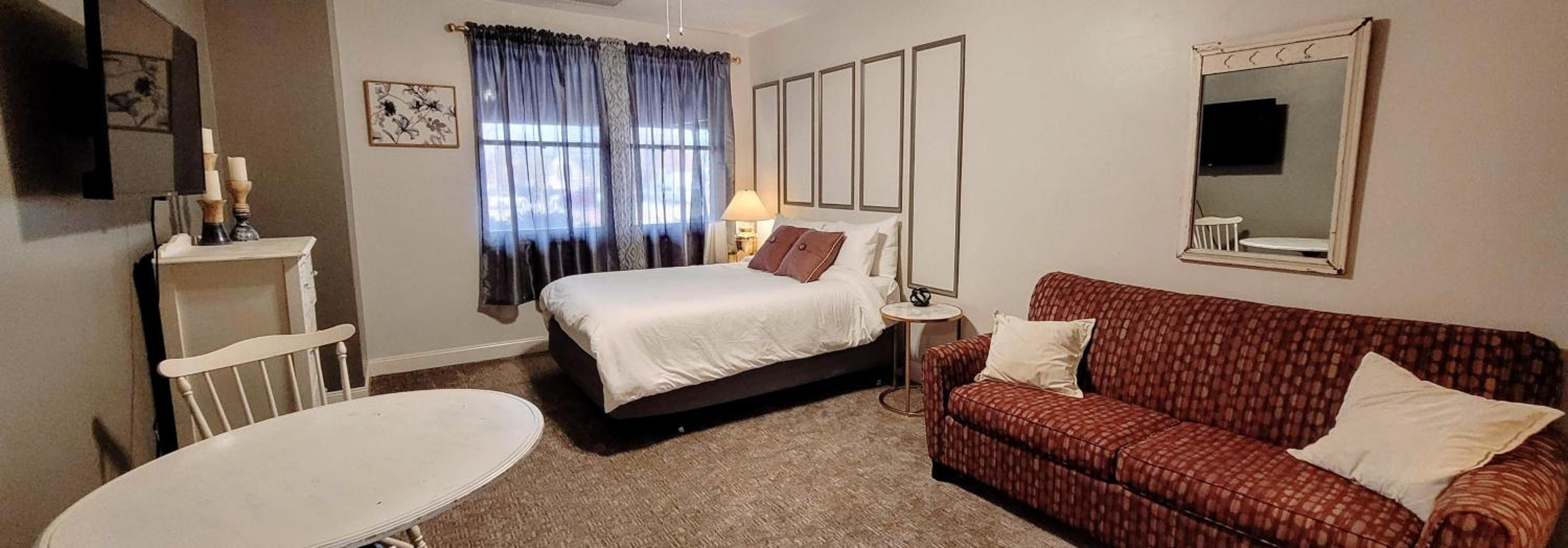 Deluxe Queen Suite