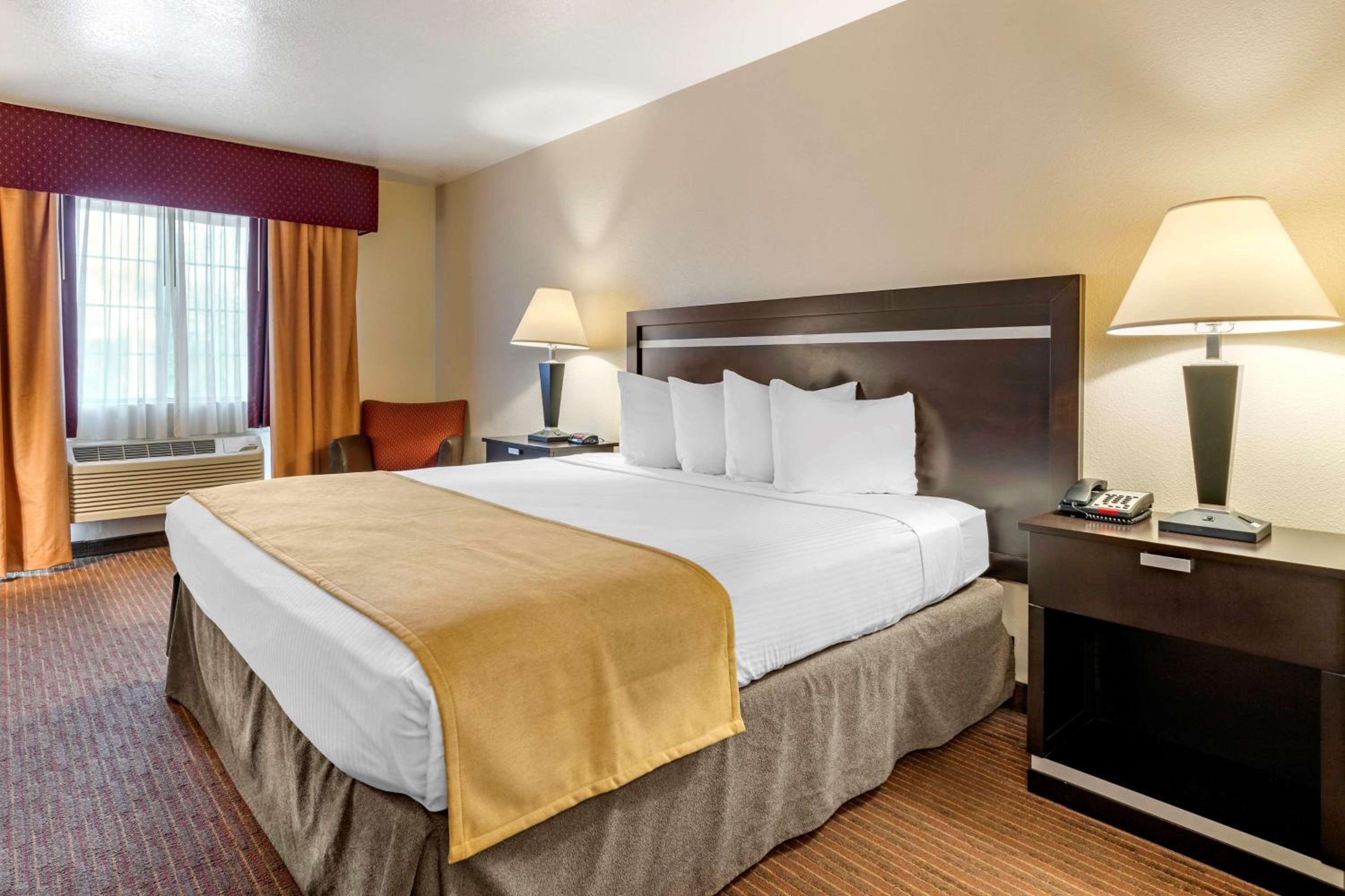 Two-Room King Suite with Sofa Bed, Balcony and Fireplace - Non-Smoking photo 2