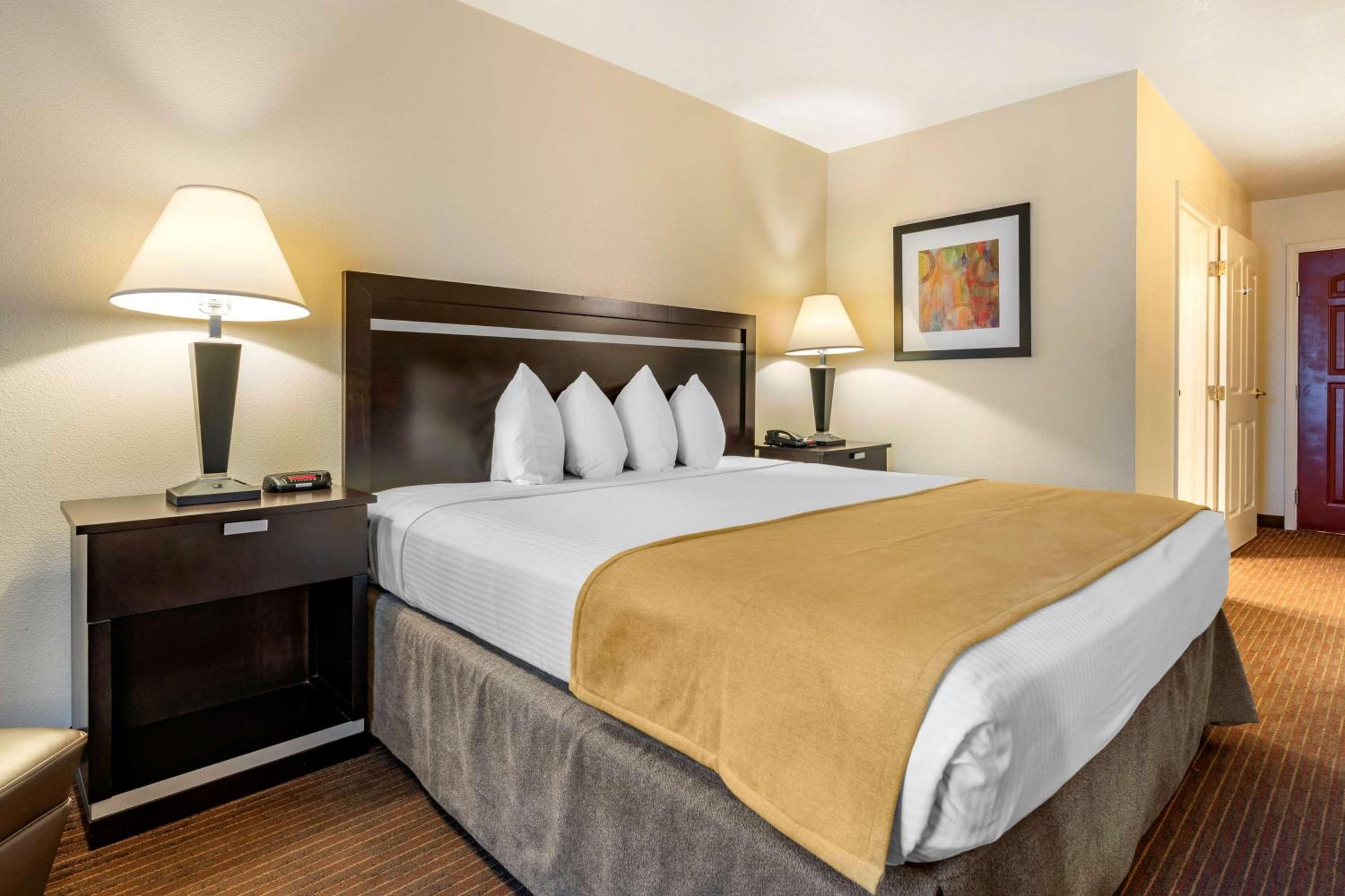 King Room with Roll-in Shower - Disability Access/Non-Smoking photo 2