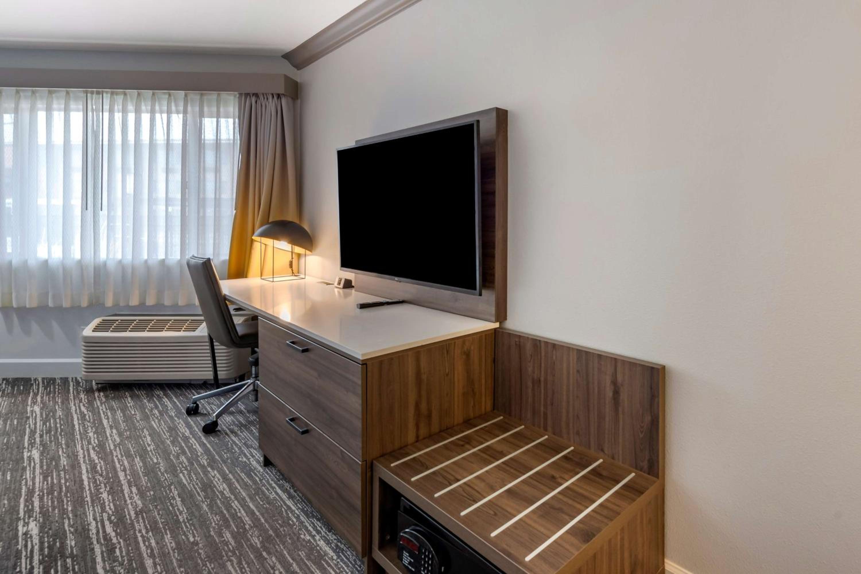 Queen Room with Two Queen Beds with Pool View