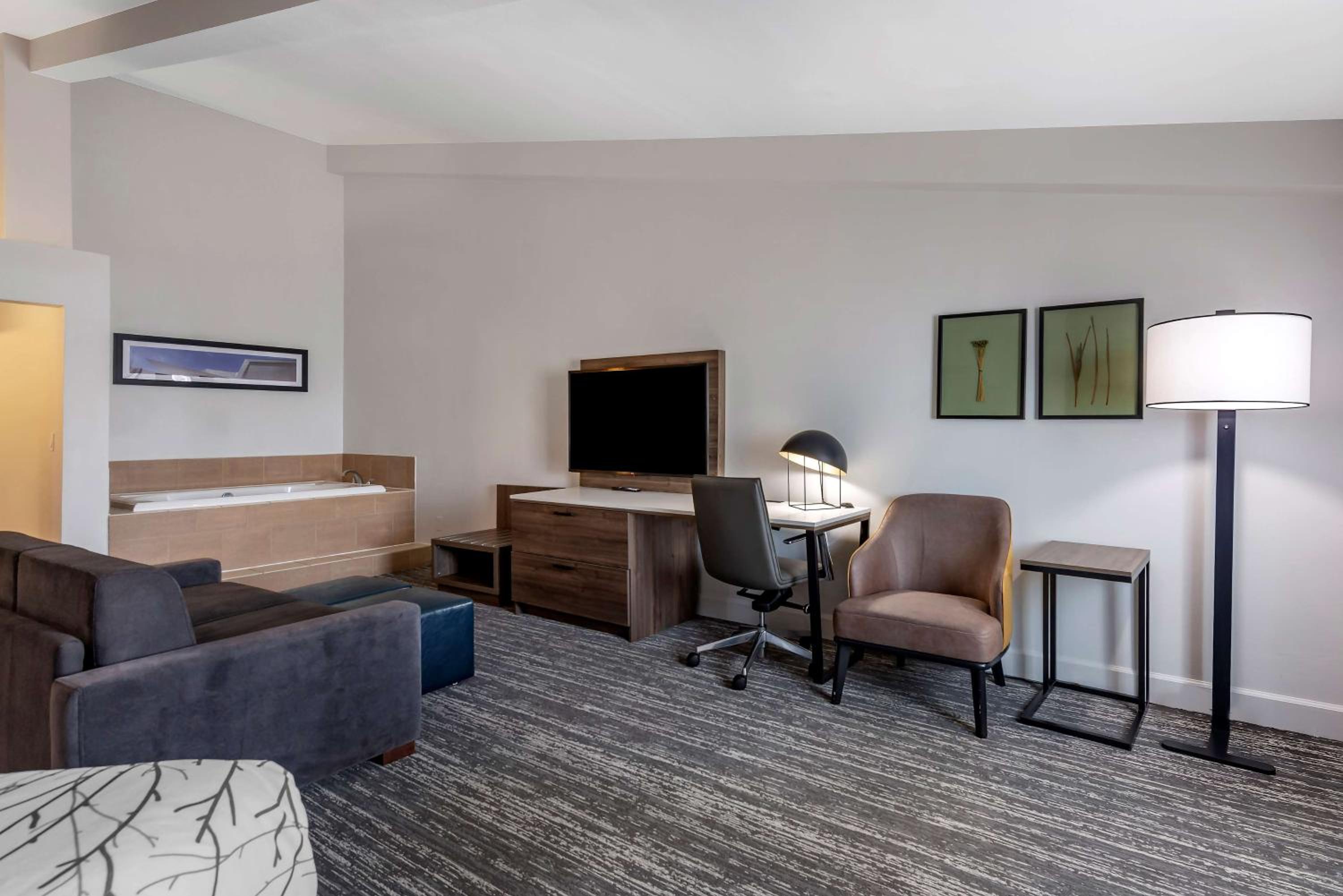 King Suite with Sofa Bed and Pool View thumbnail 5