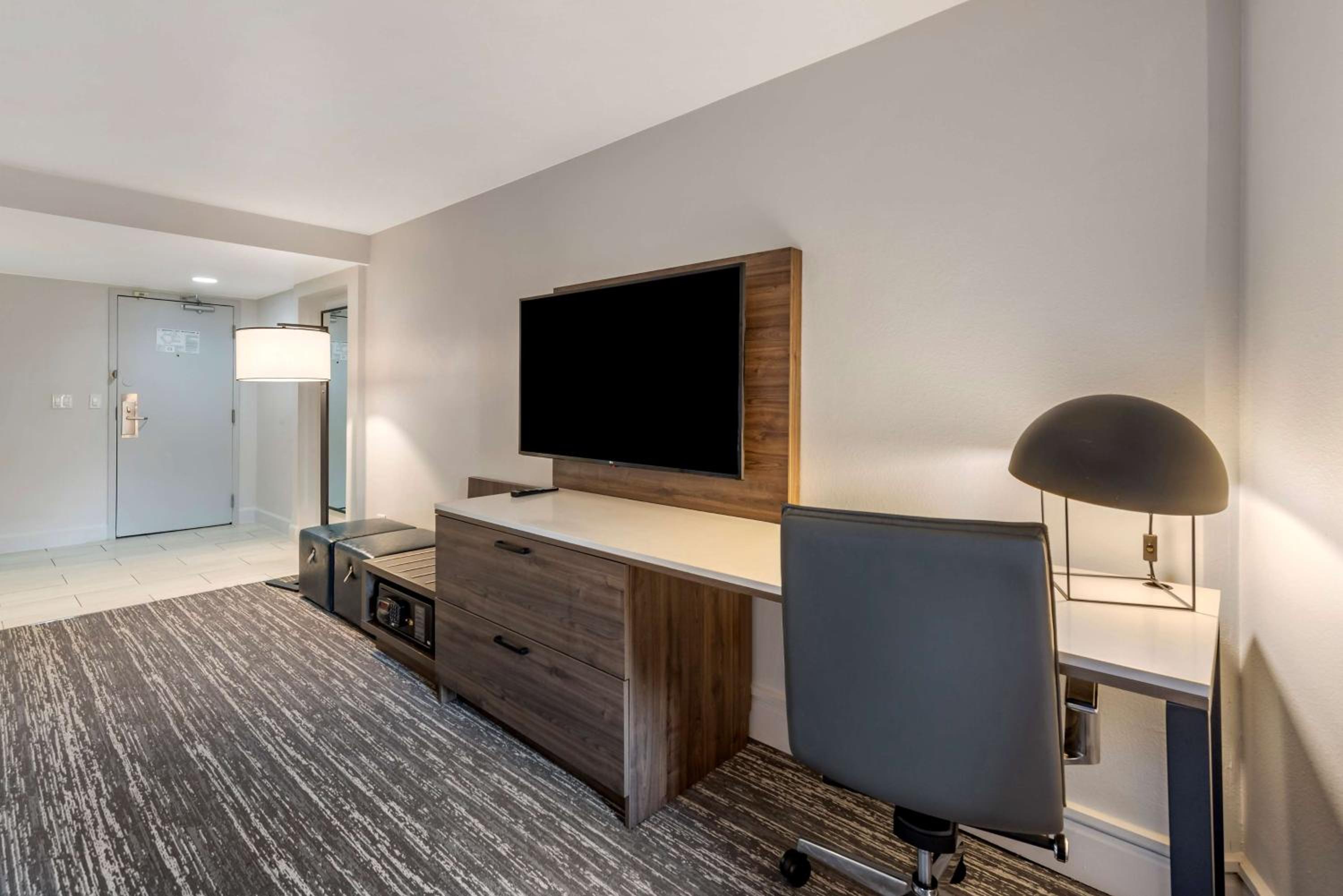Queen Room with Patio, Kitchenette and Work Desk - Non-Smoking/Shower Only