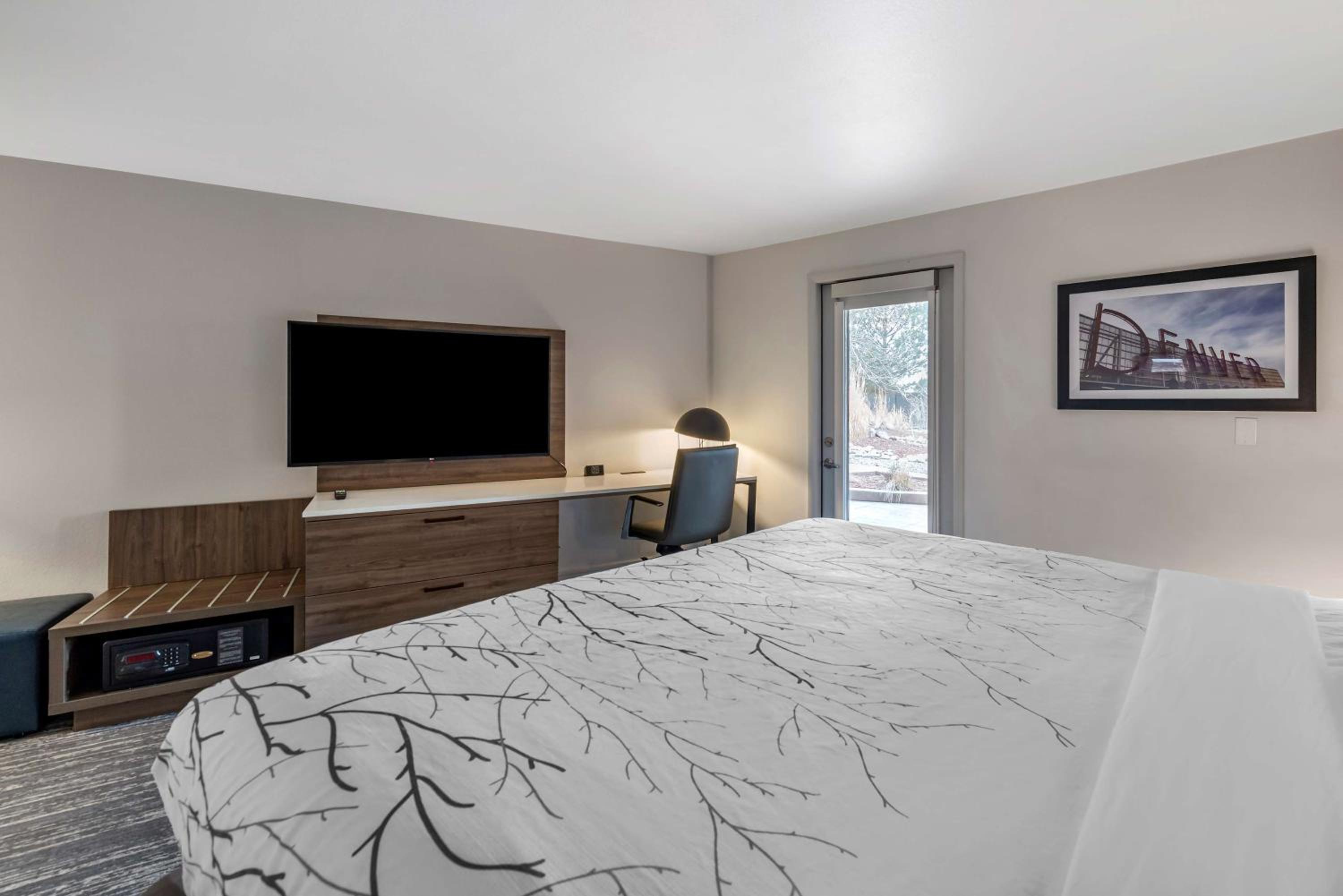 King Room with Patio, Pool View and Kitchenette - Non-Smoking