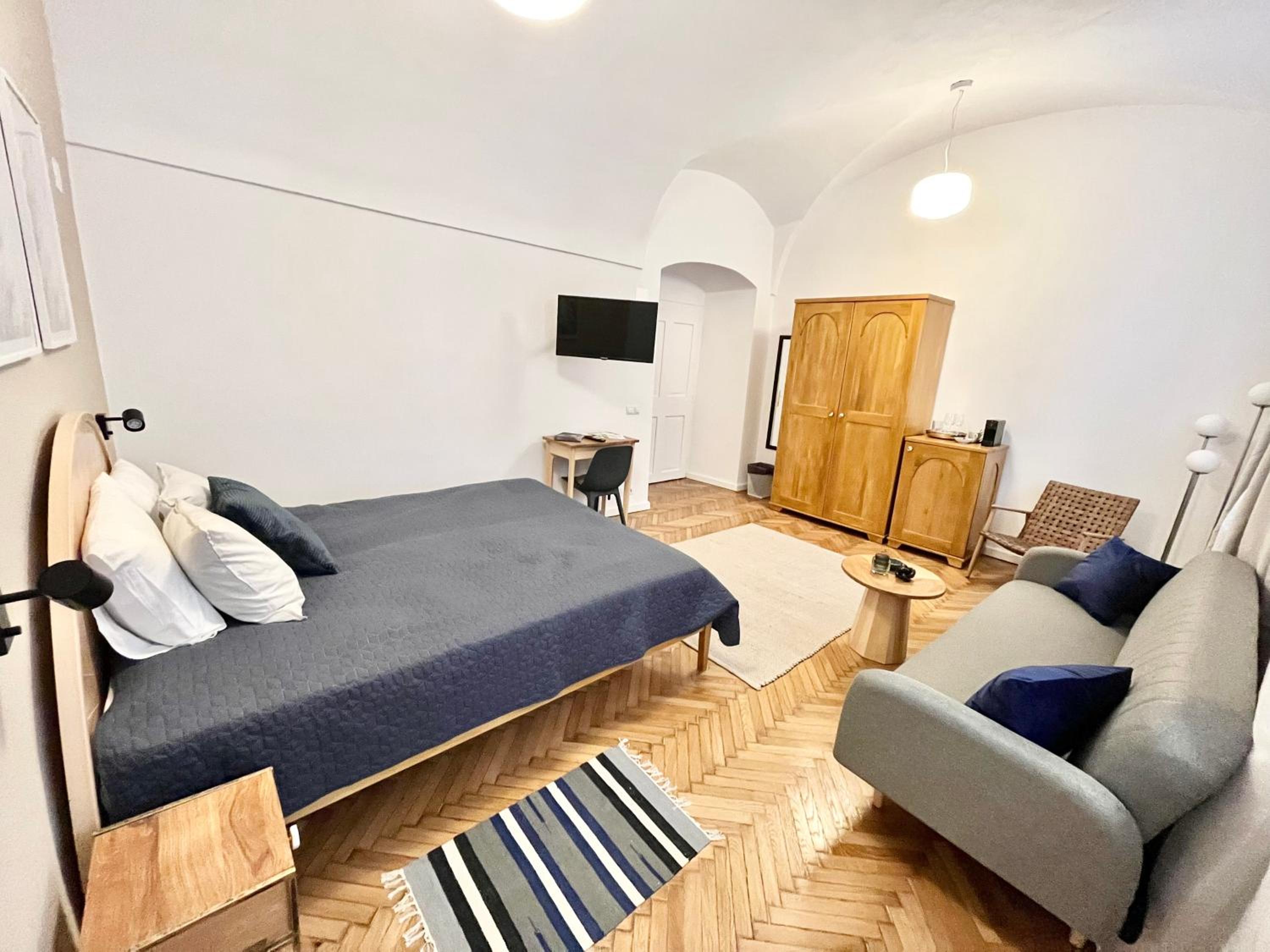 Standard Double Room - Photo 11