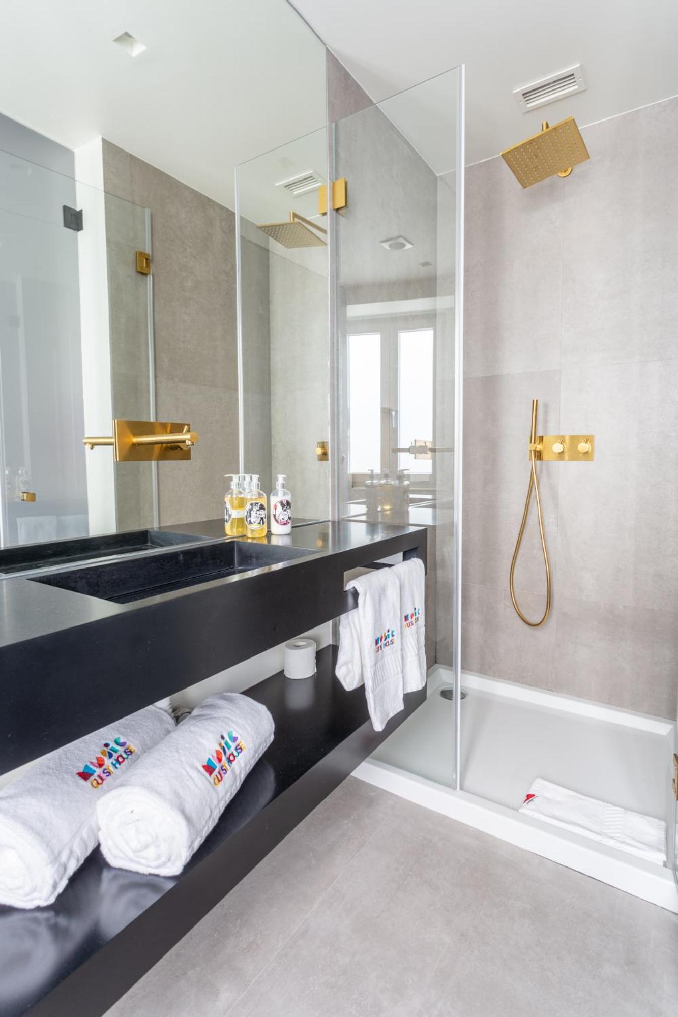 Twin Room with Private Bathroom photo 2