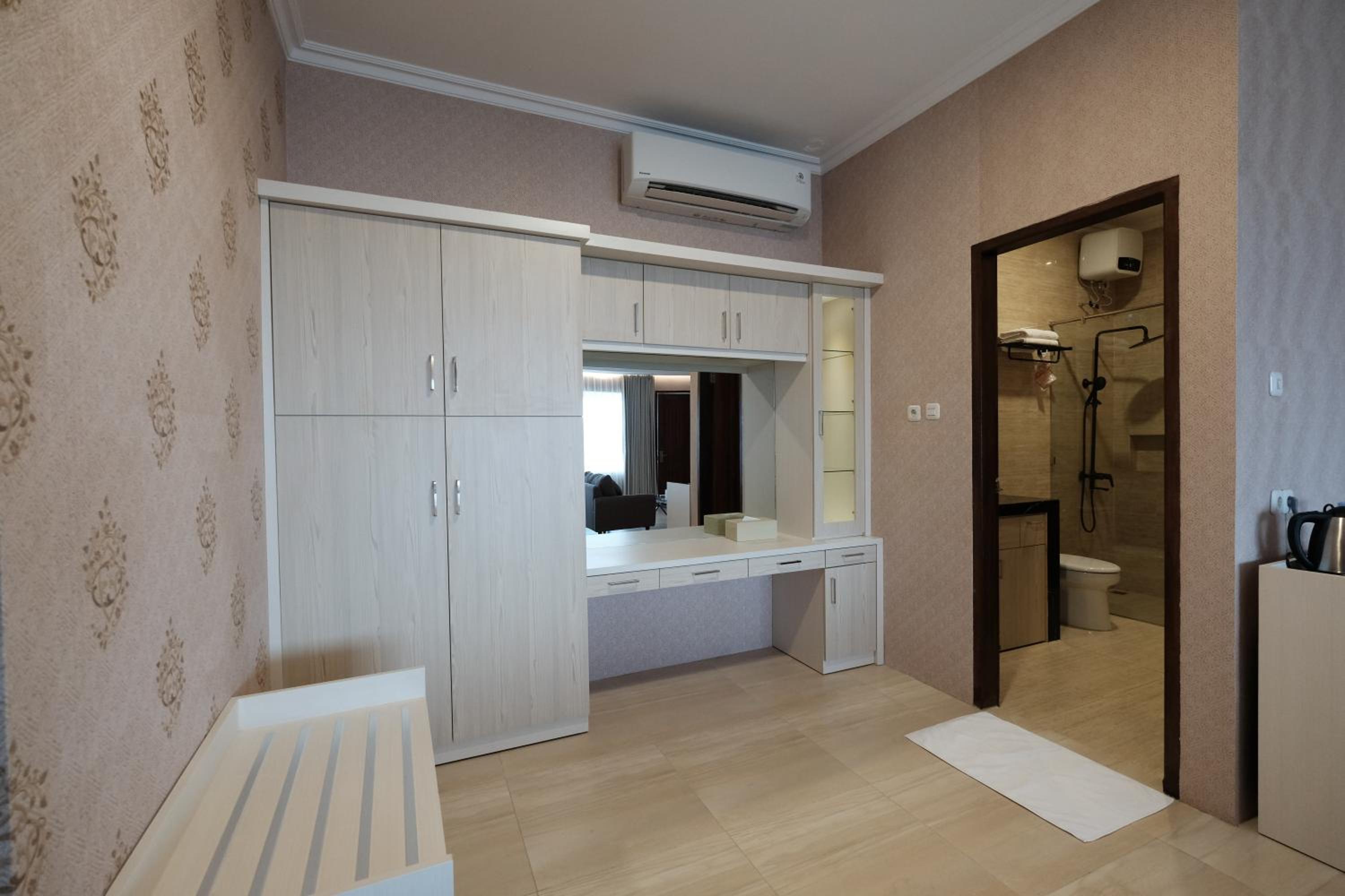 Deluxe King Room - Photo 3