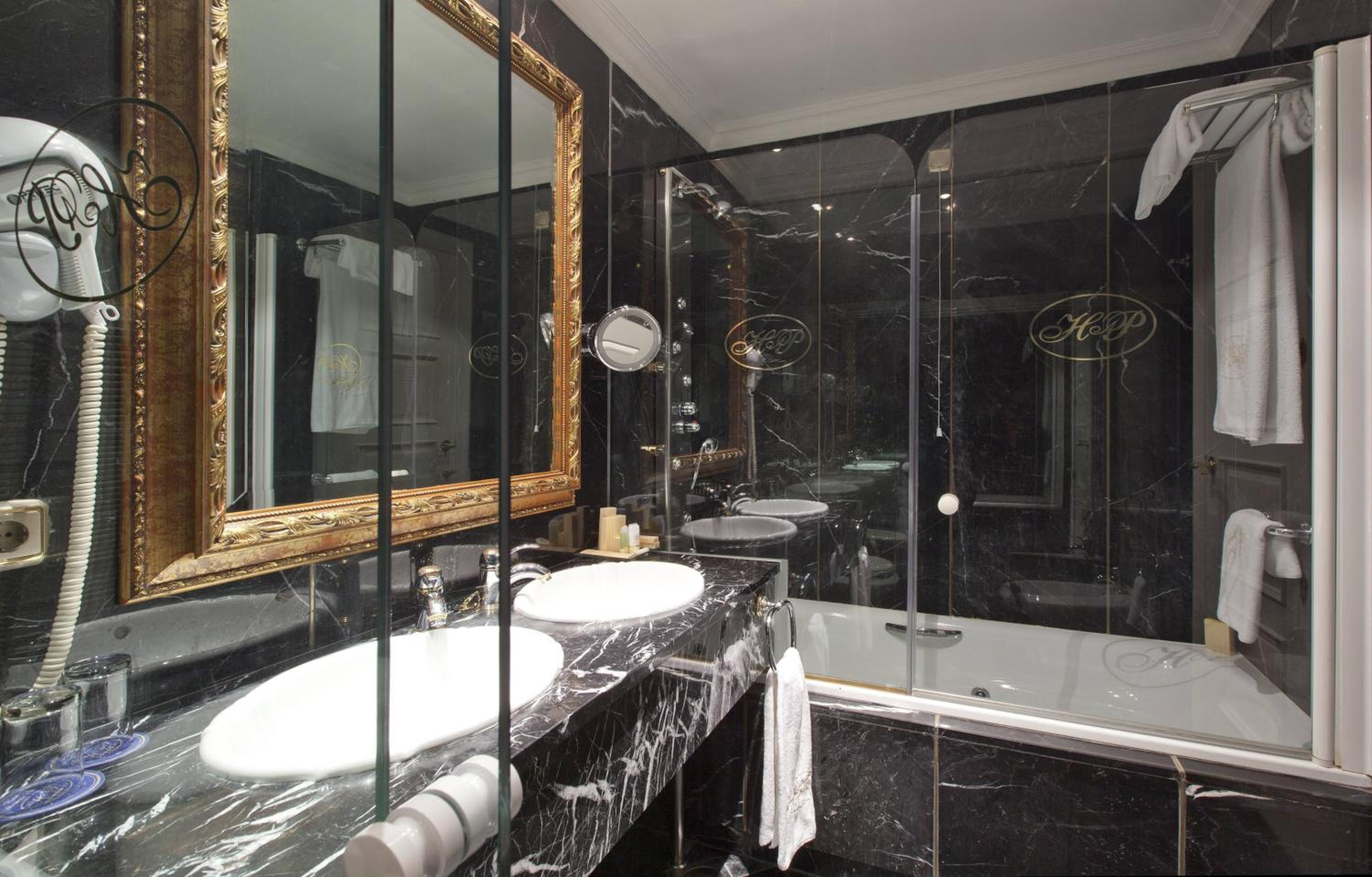 Queen Room photo 3