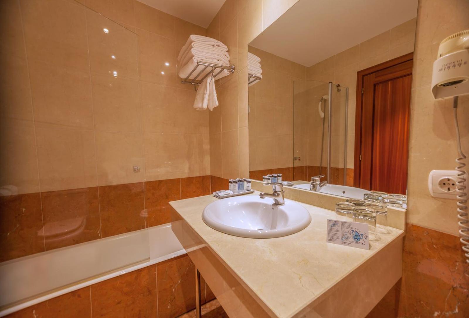 Twin Room - Photo 2