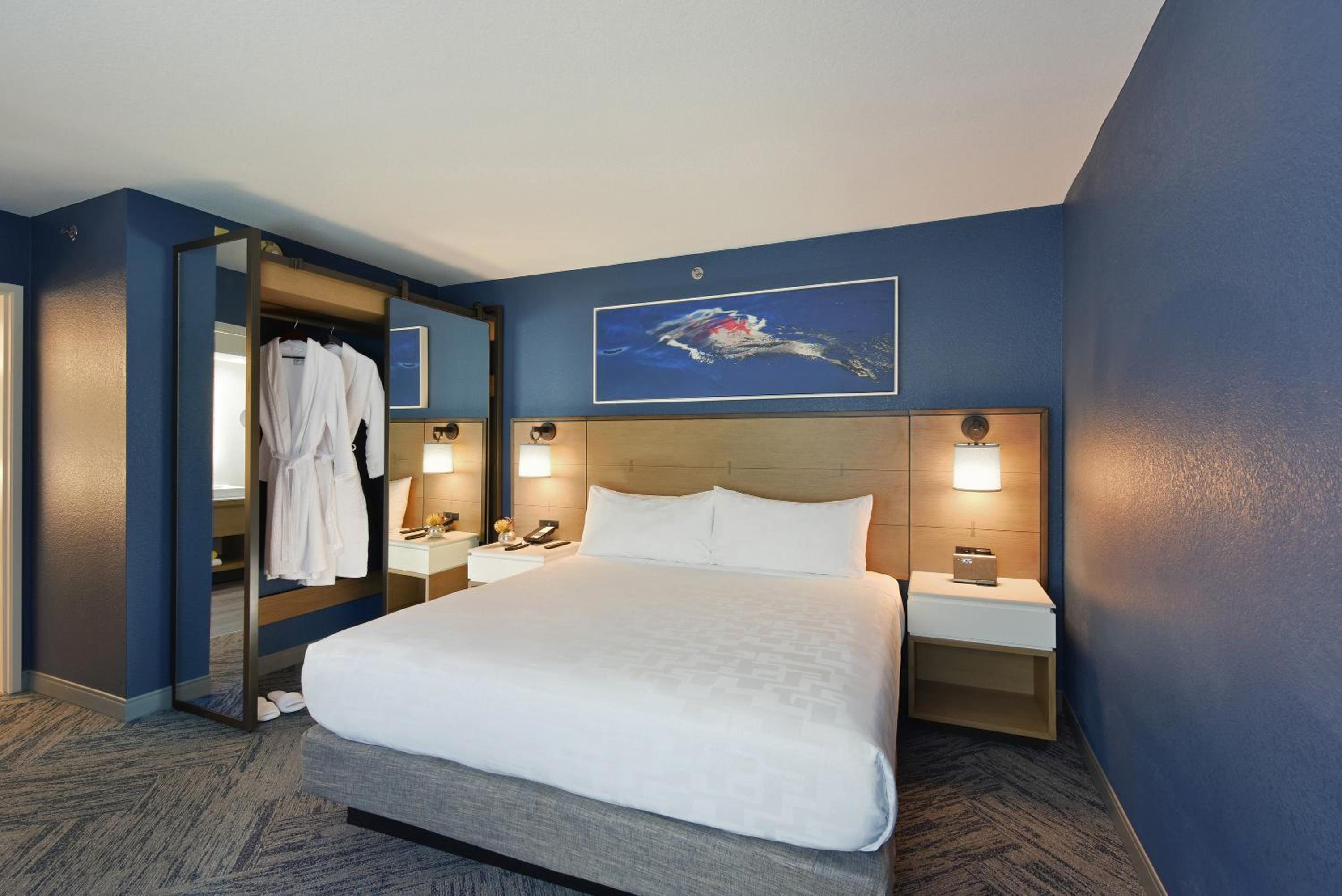 One-Bedroom King Suite - Photo 2