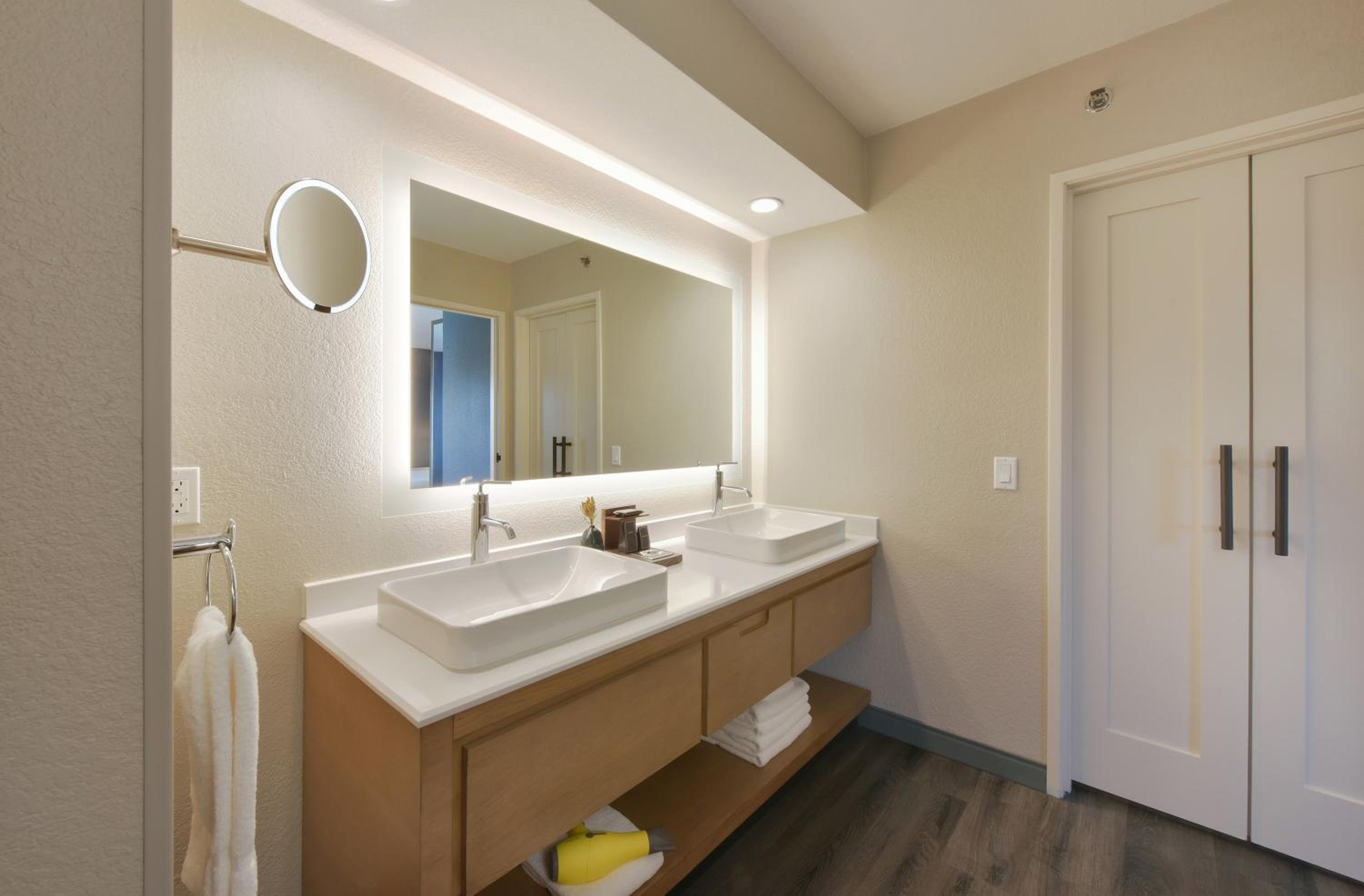 Premium King Suite - Photo 6